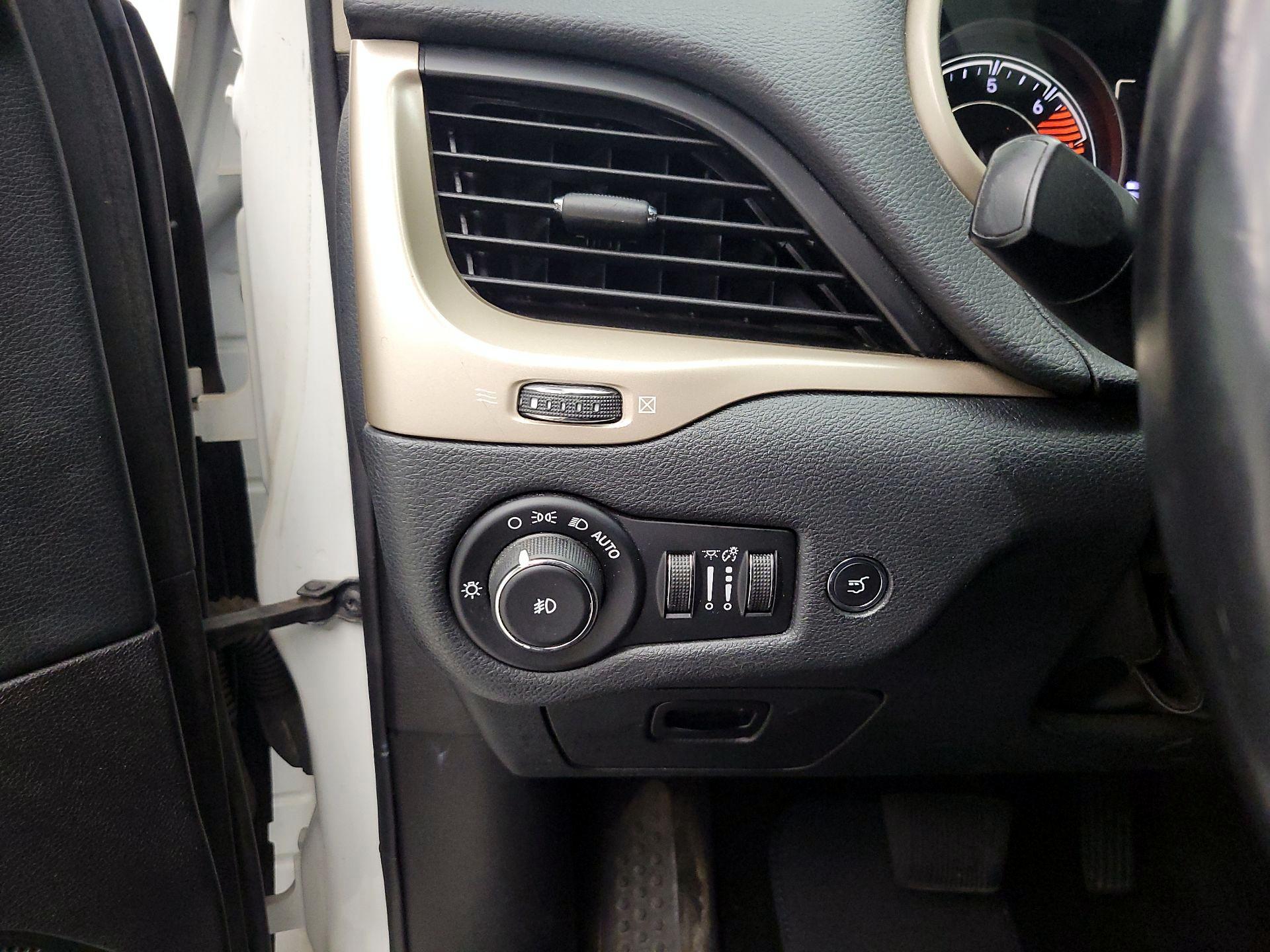 Thumbnail: 2016 Jeep Cherokee - 13