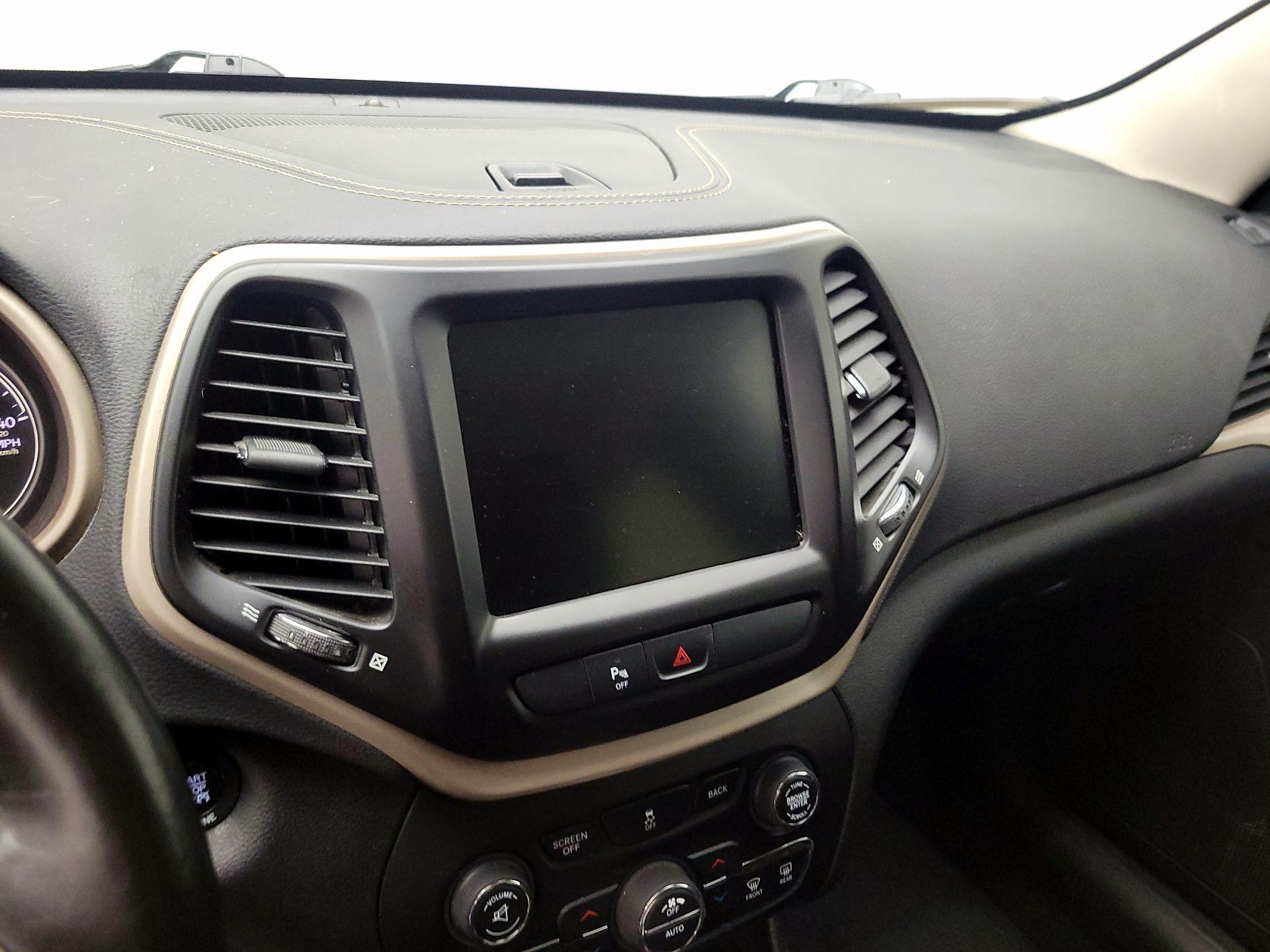 Thumbnail: 2016 Jeep Cherokee - 15