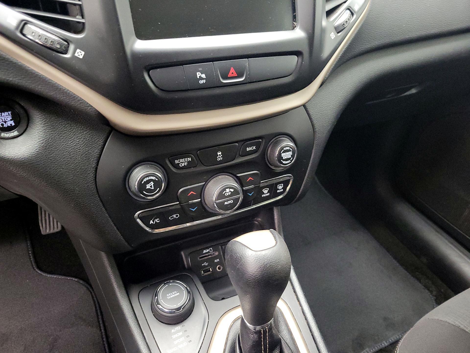 Thumbnail: 2016 Jeep Cherokee - 16
