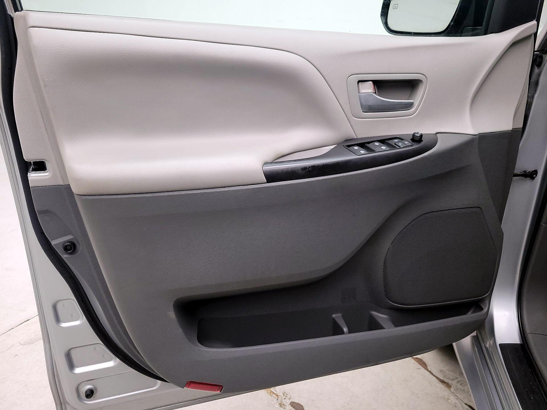 Thumbnail: 2015 Toyota Sienna - 12