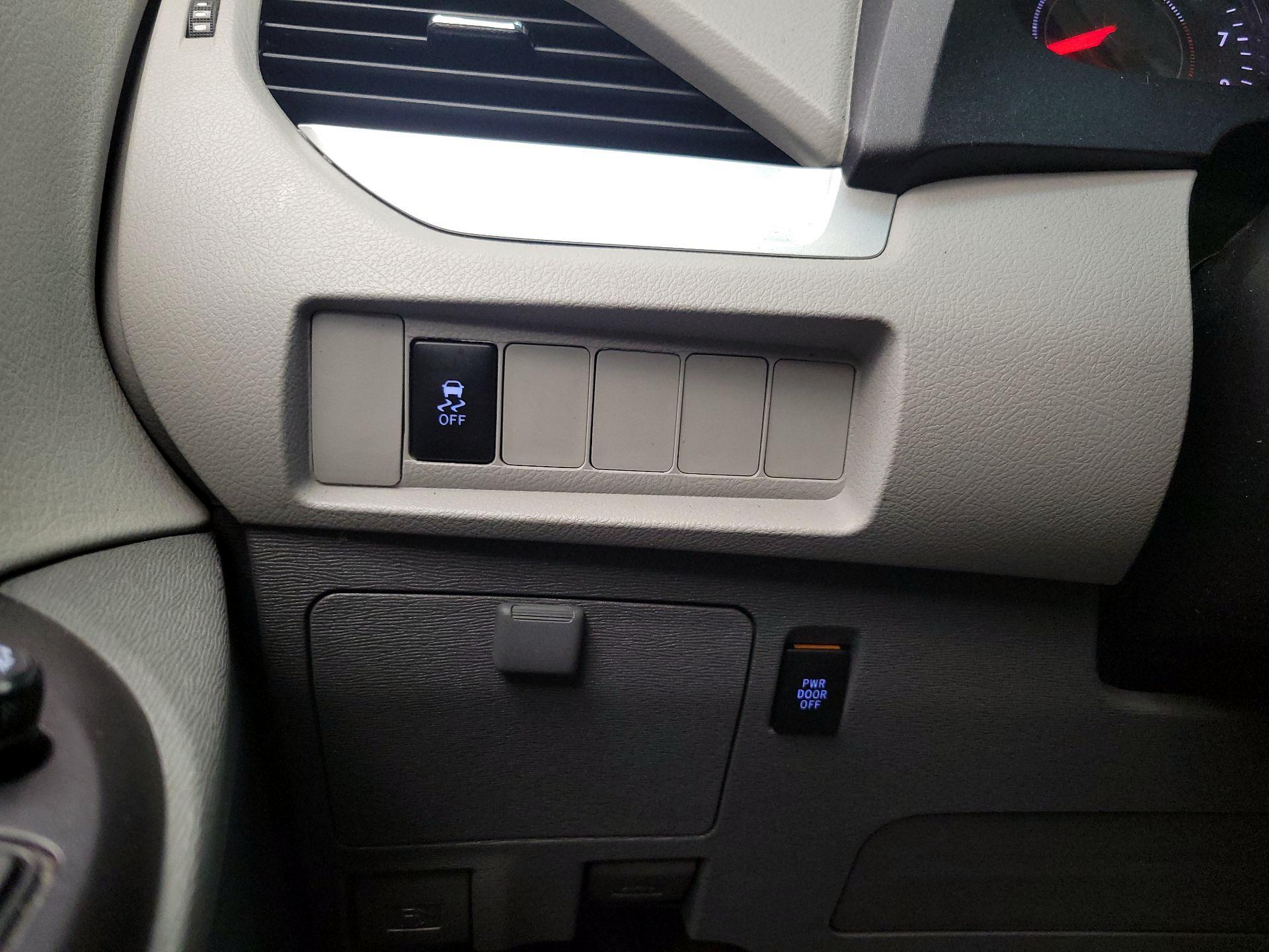 Thumbnail: 2015 Toyota Sienna - 13