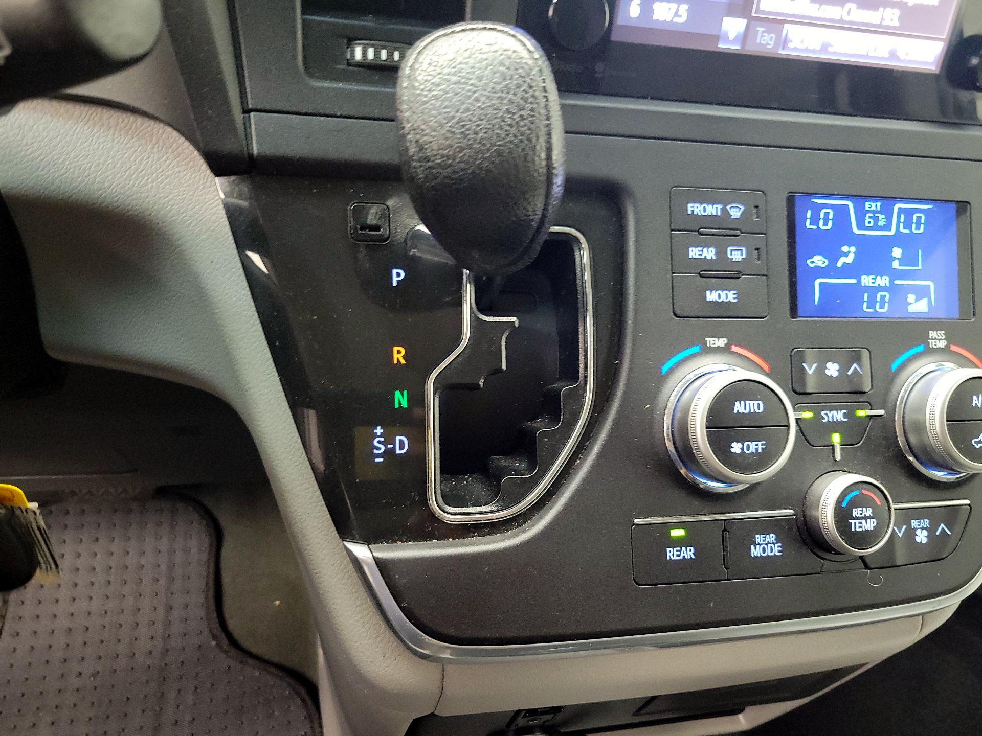 Thumbnail: 2015 Toyota Sienna - 18