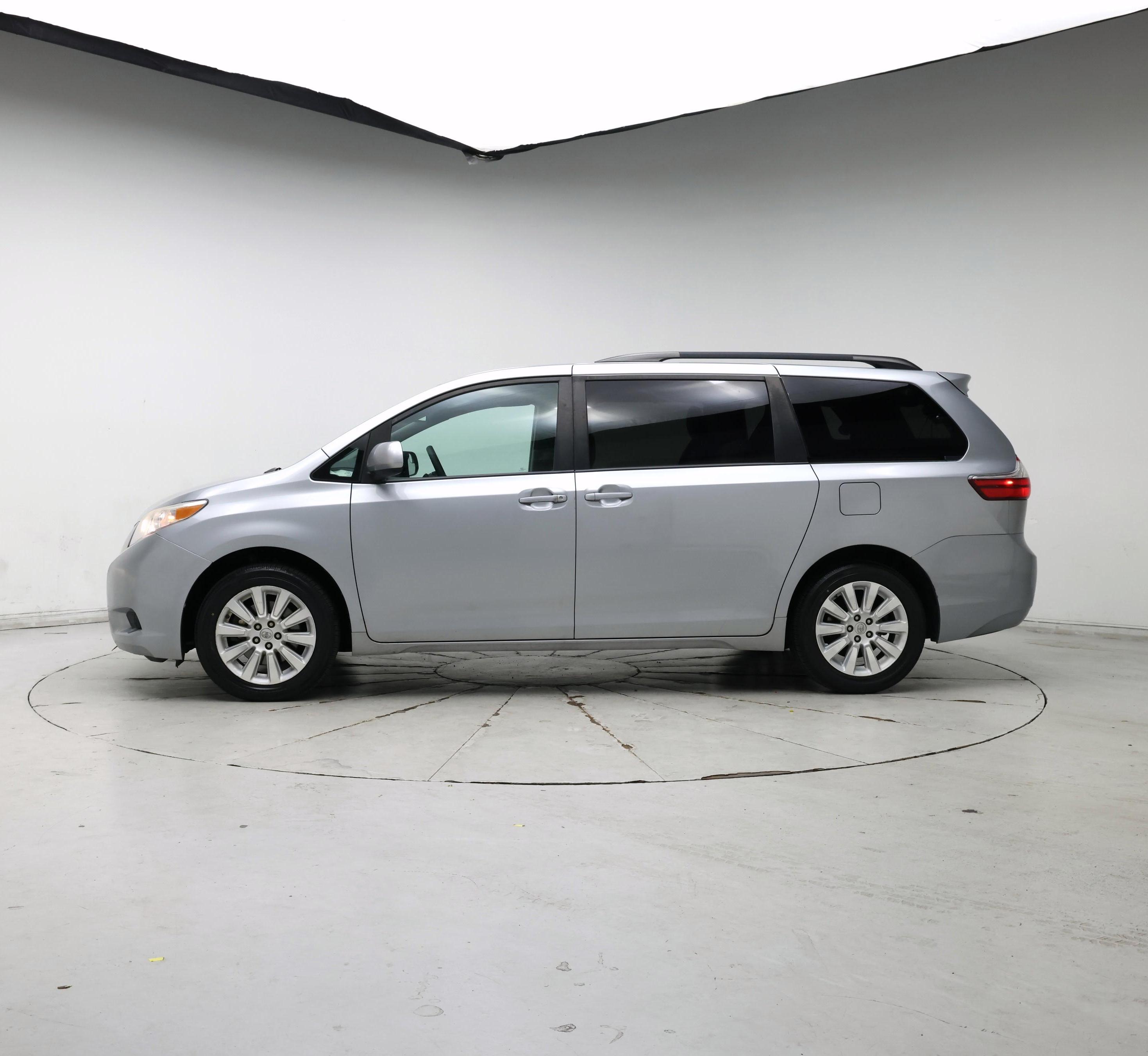 Thumbnail: 2015 Toyota Sienna - 3