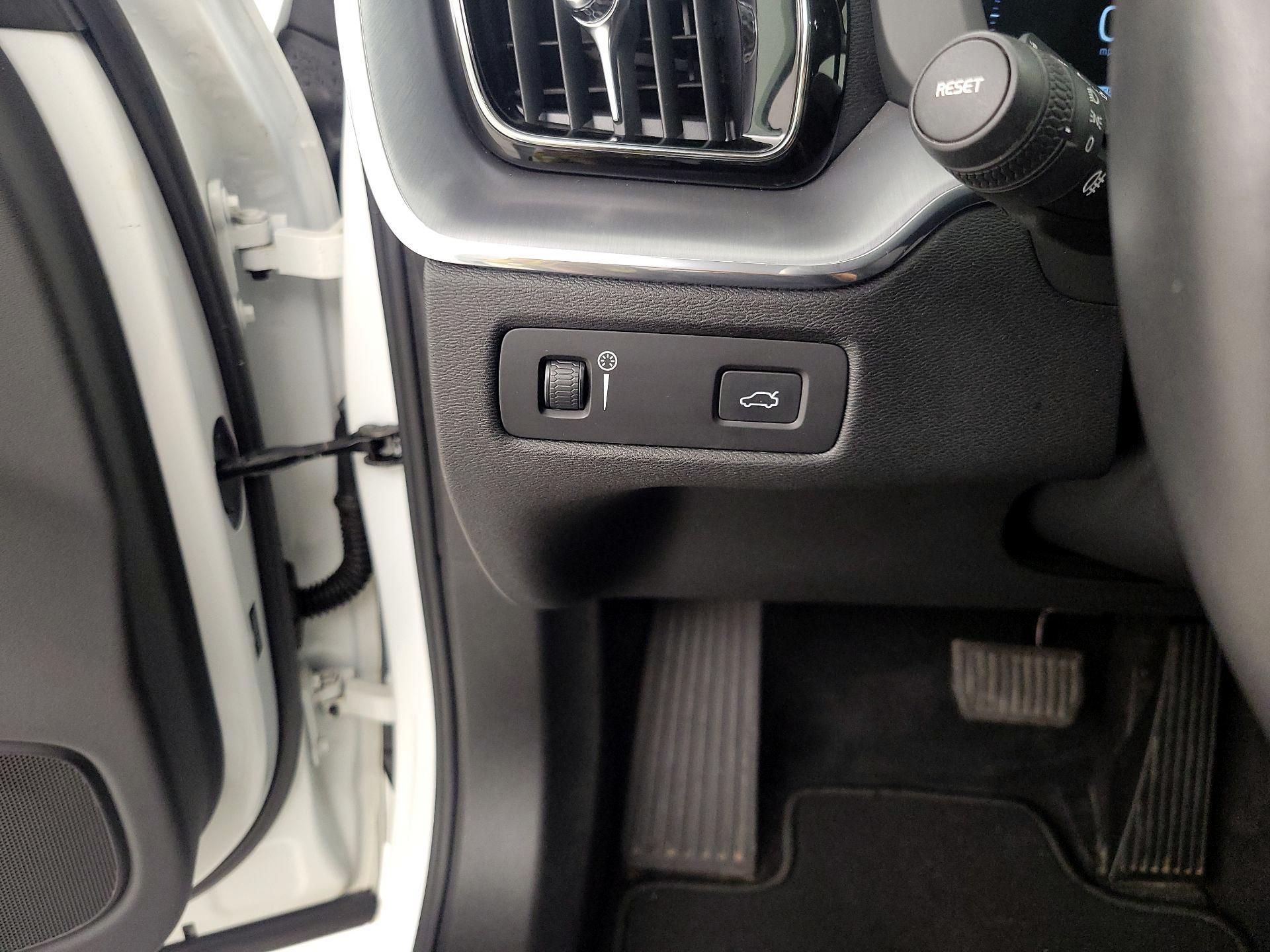 Thumbnail: 2020 Volvo XC60 - 13