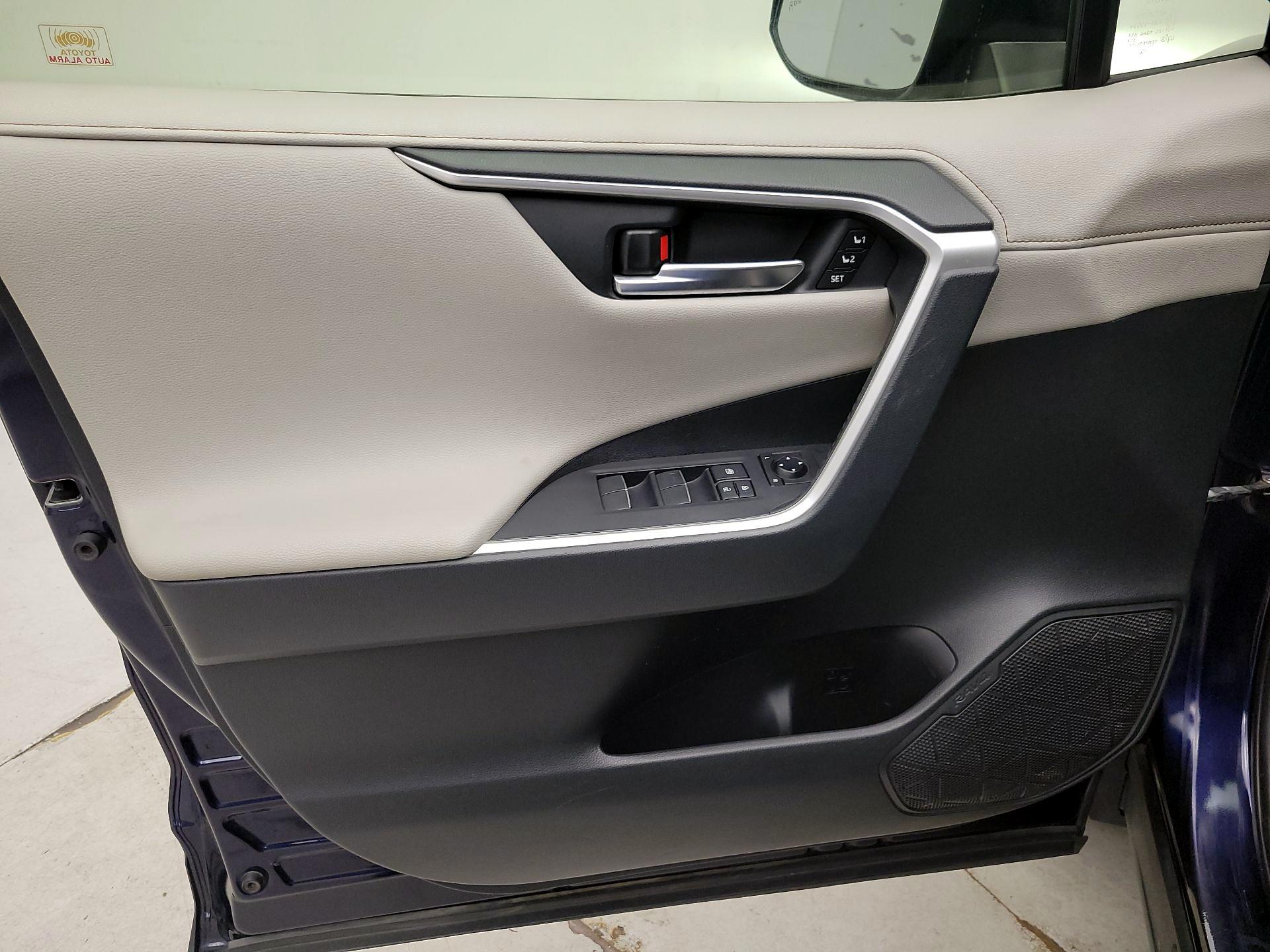 Thumbnail: 2019 Toyota RAV4 - 12