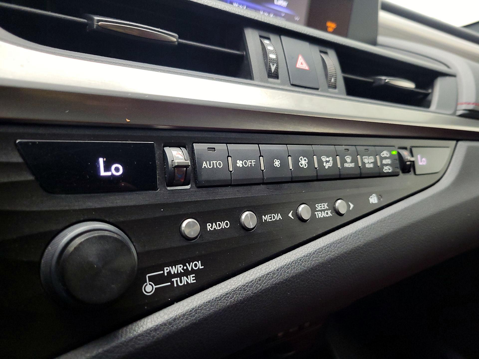 Thumbnail: 2019 Lexus ES - 16