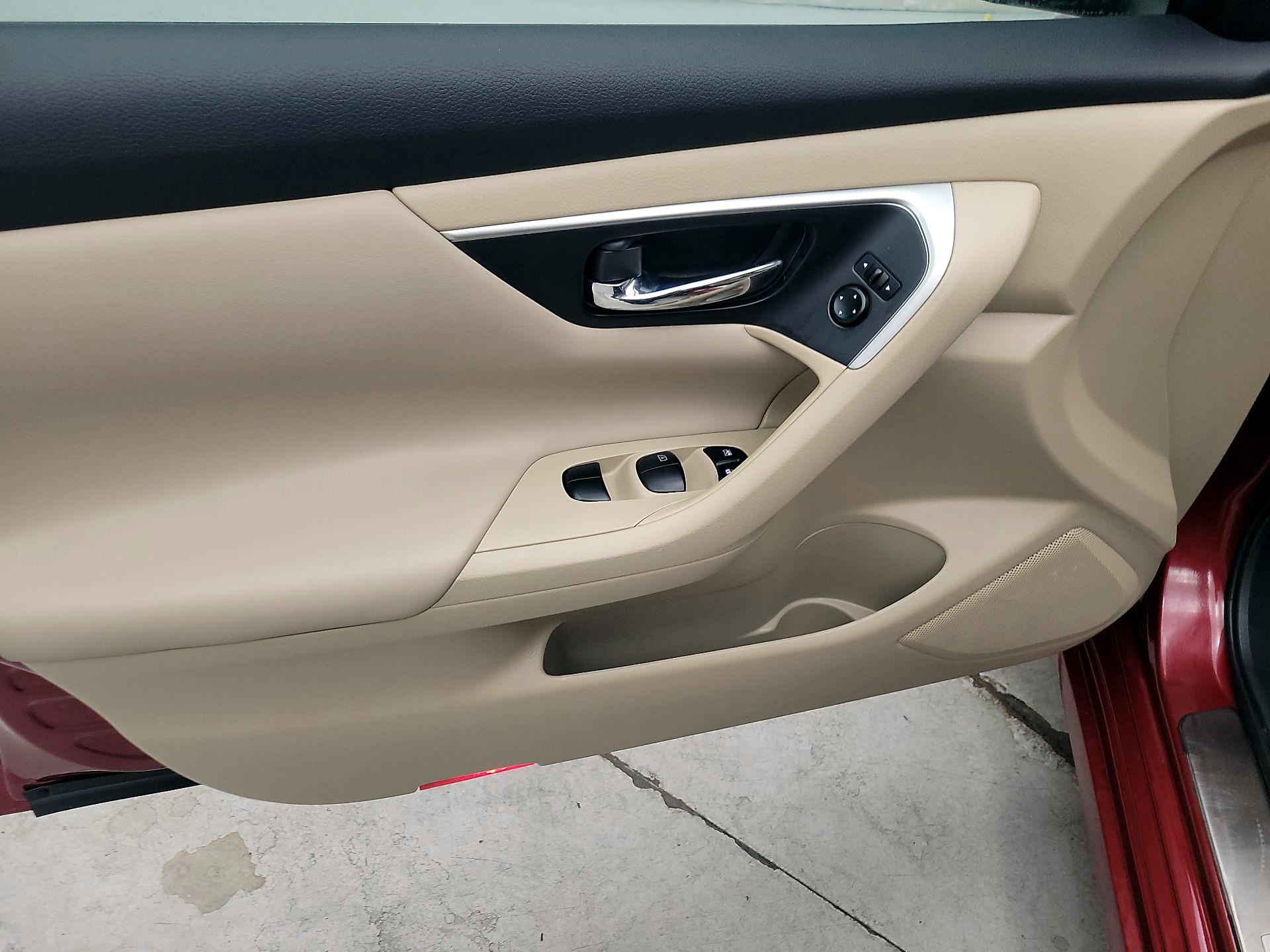 Thumbnail: 2016 Nissan Altima - 12