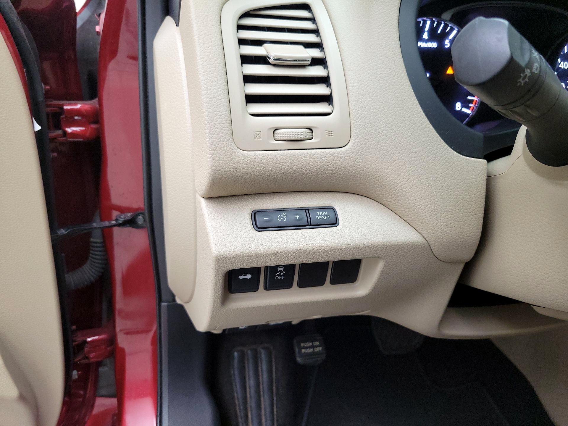 Thumbnail: 2016 Nissan Altima - 13