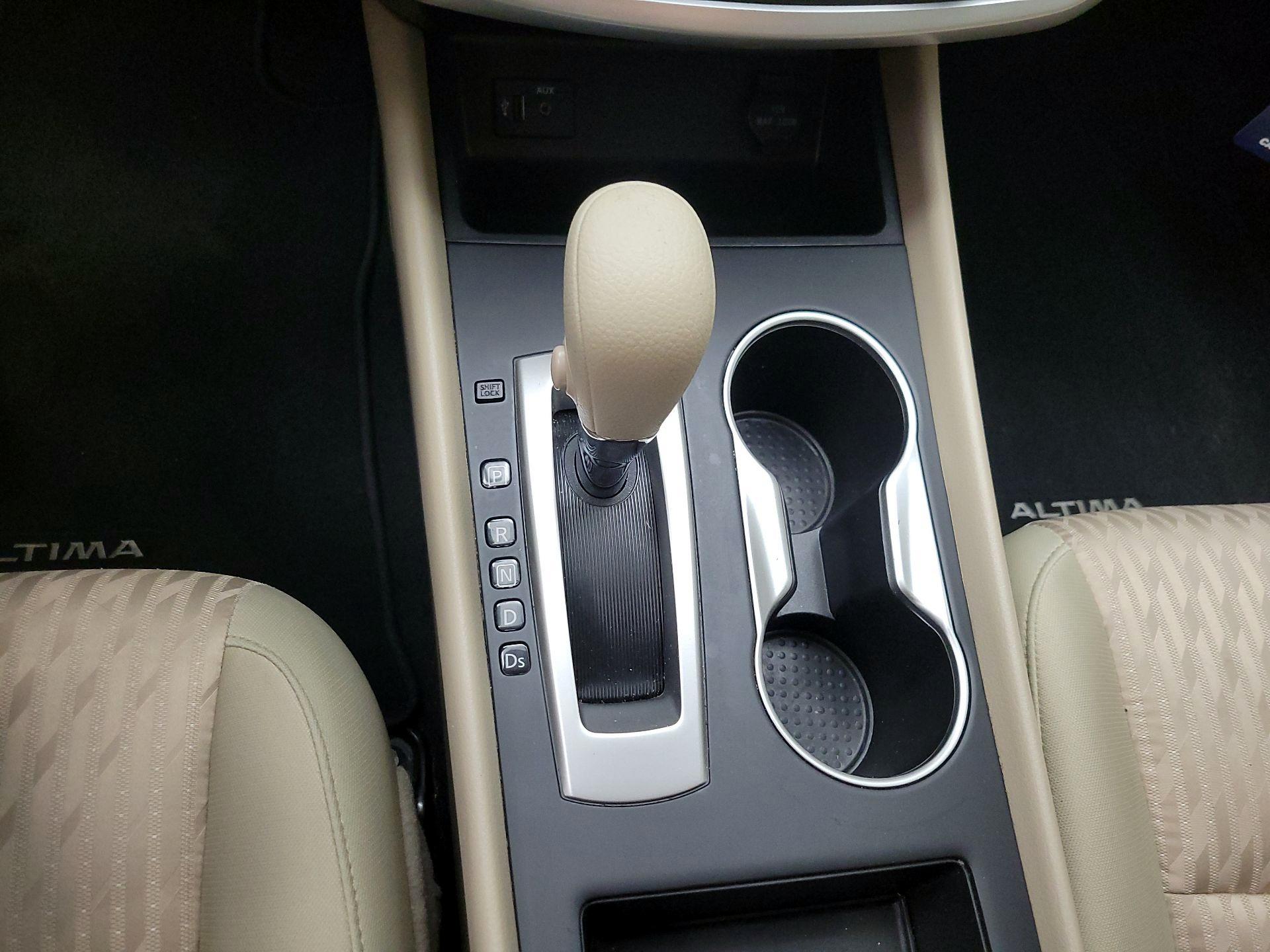 Thumbnail: 2016 Nissan Altima - 17