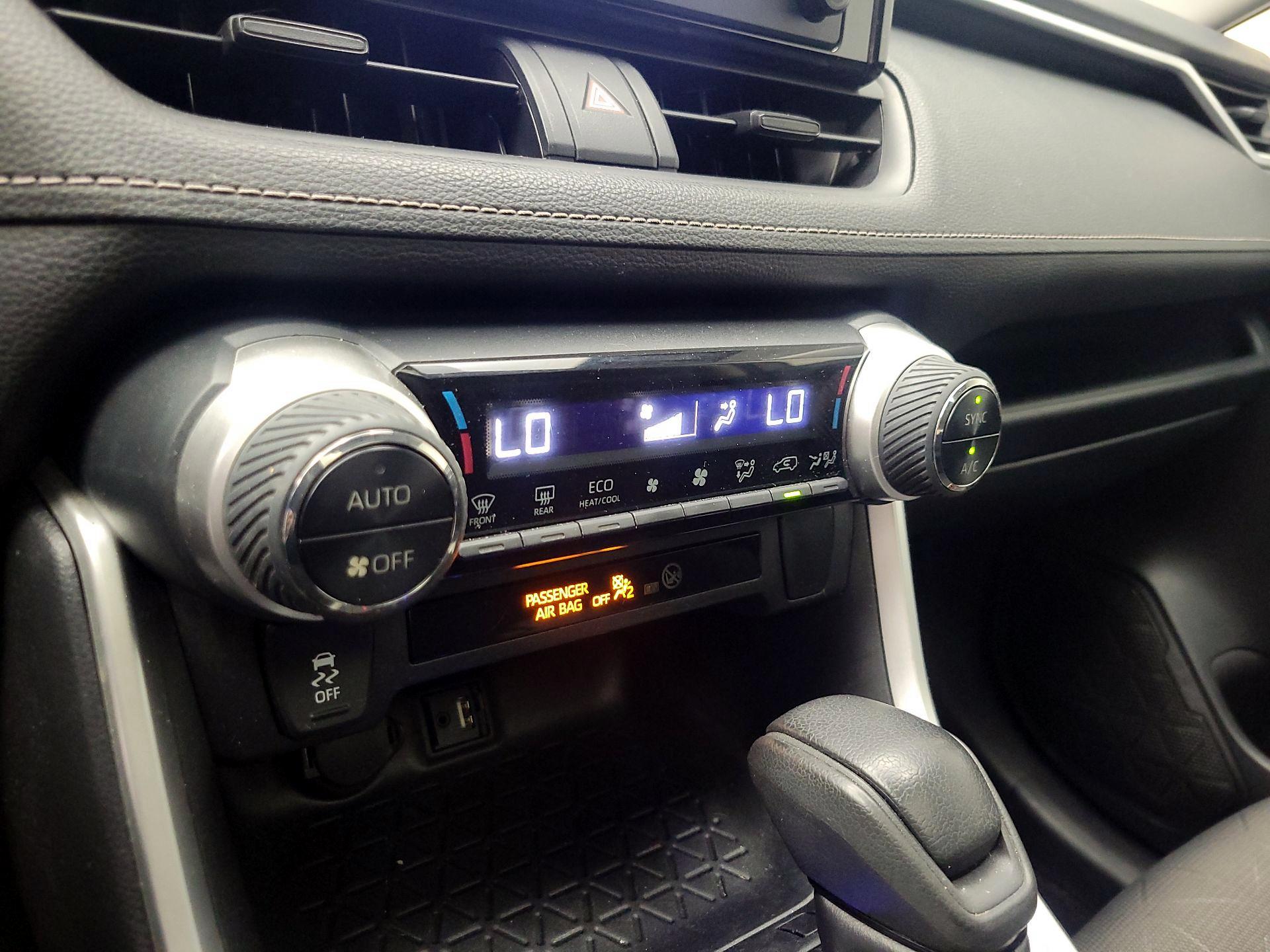 Thumbnail: 2019 Toyota RAV4 - 17