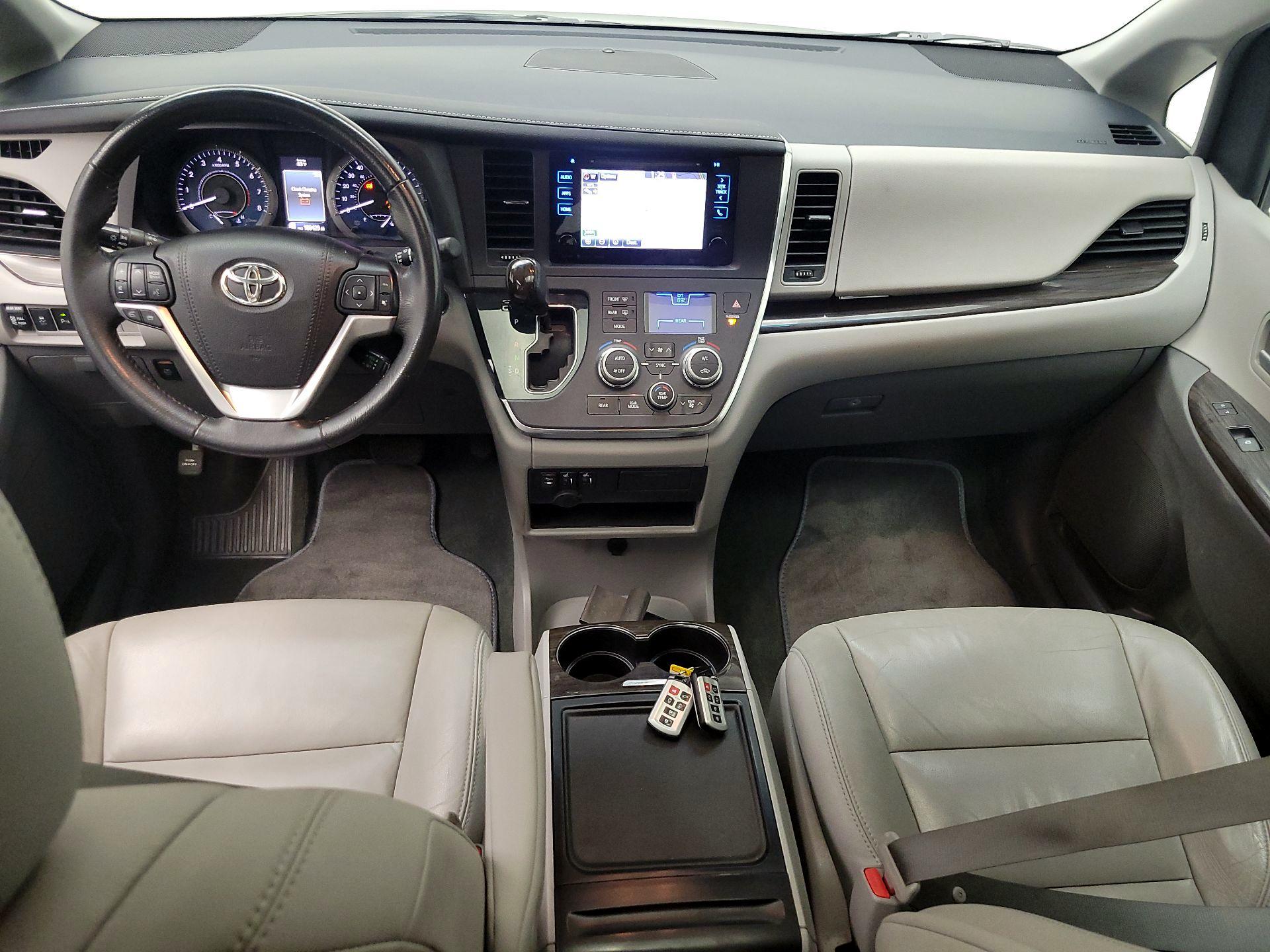 Thumbnail: 2017 Toyota Sienna - 9