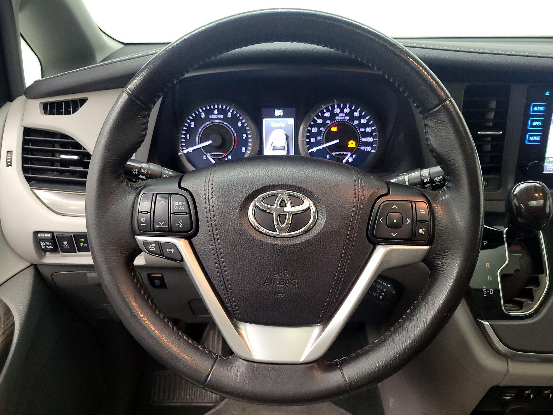 Thumbnail: 2017 Toyota Sienna - 10