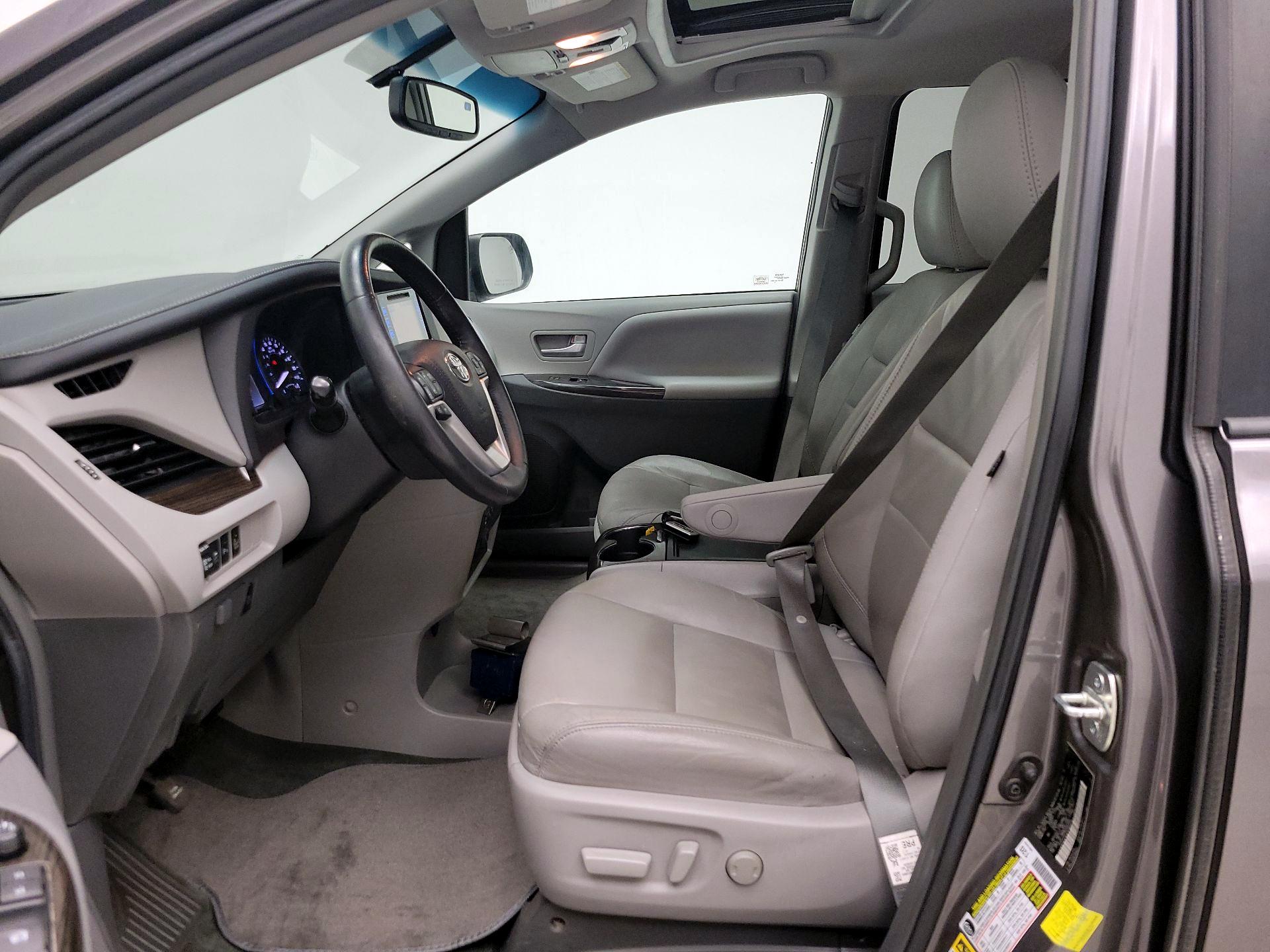 Thumbnail: 2017 Toyota Sienna - 11