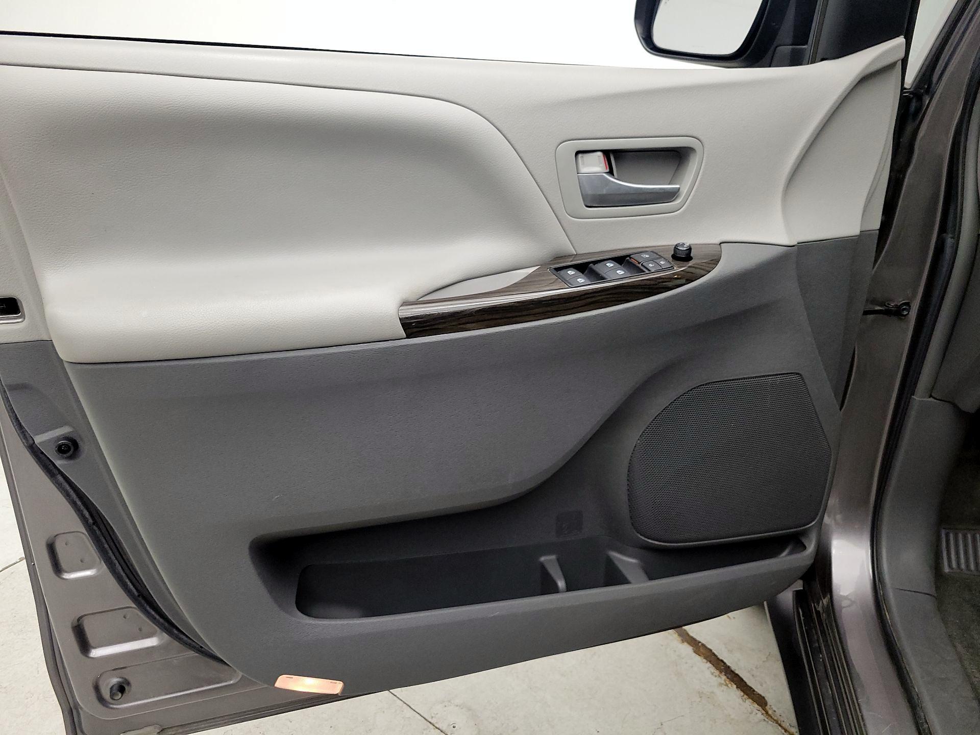 Thumbnail: 2017 Toyota Sienna - 12