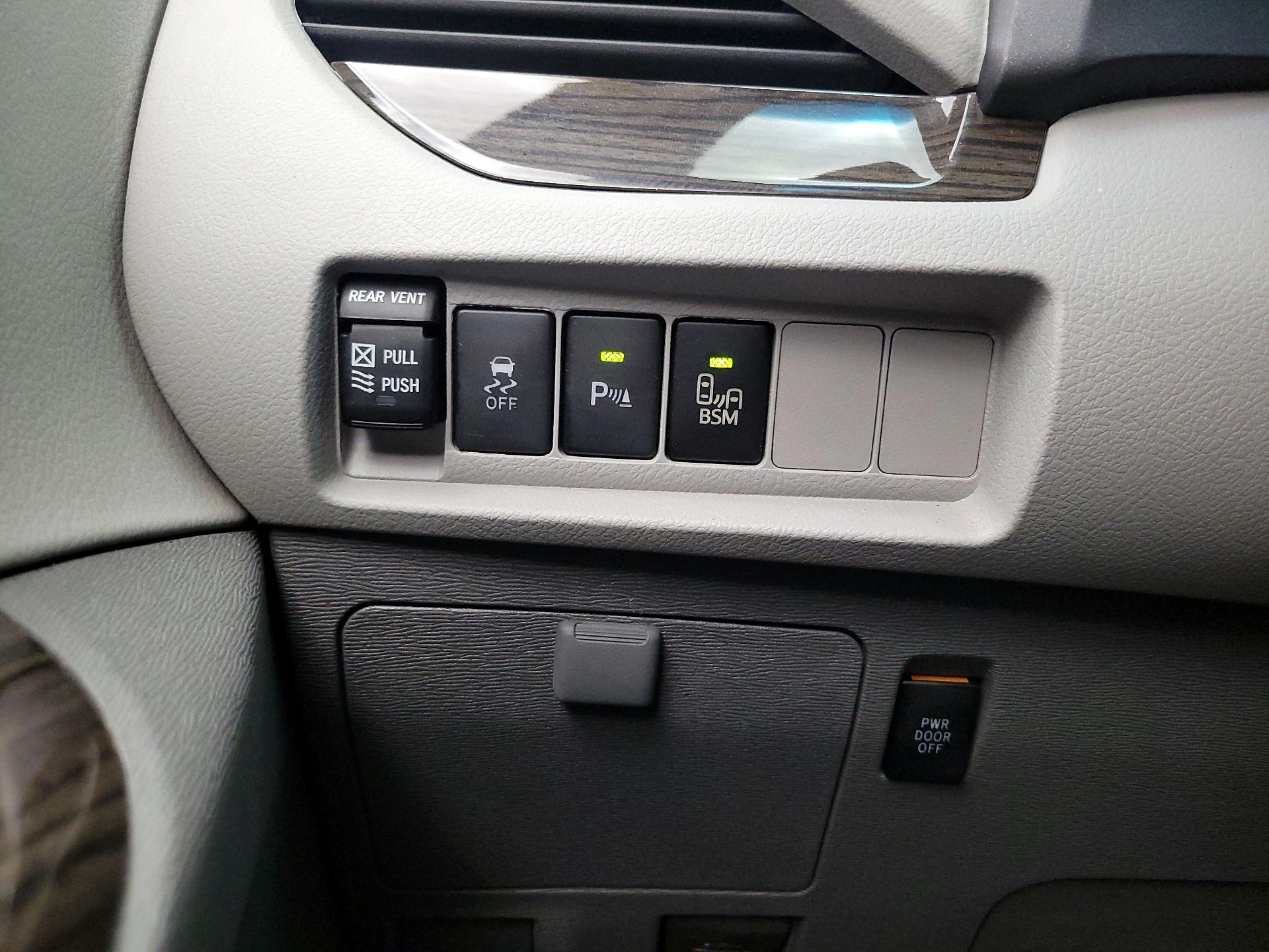 Thumbnail: 2017 Toyota Sienna - 13