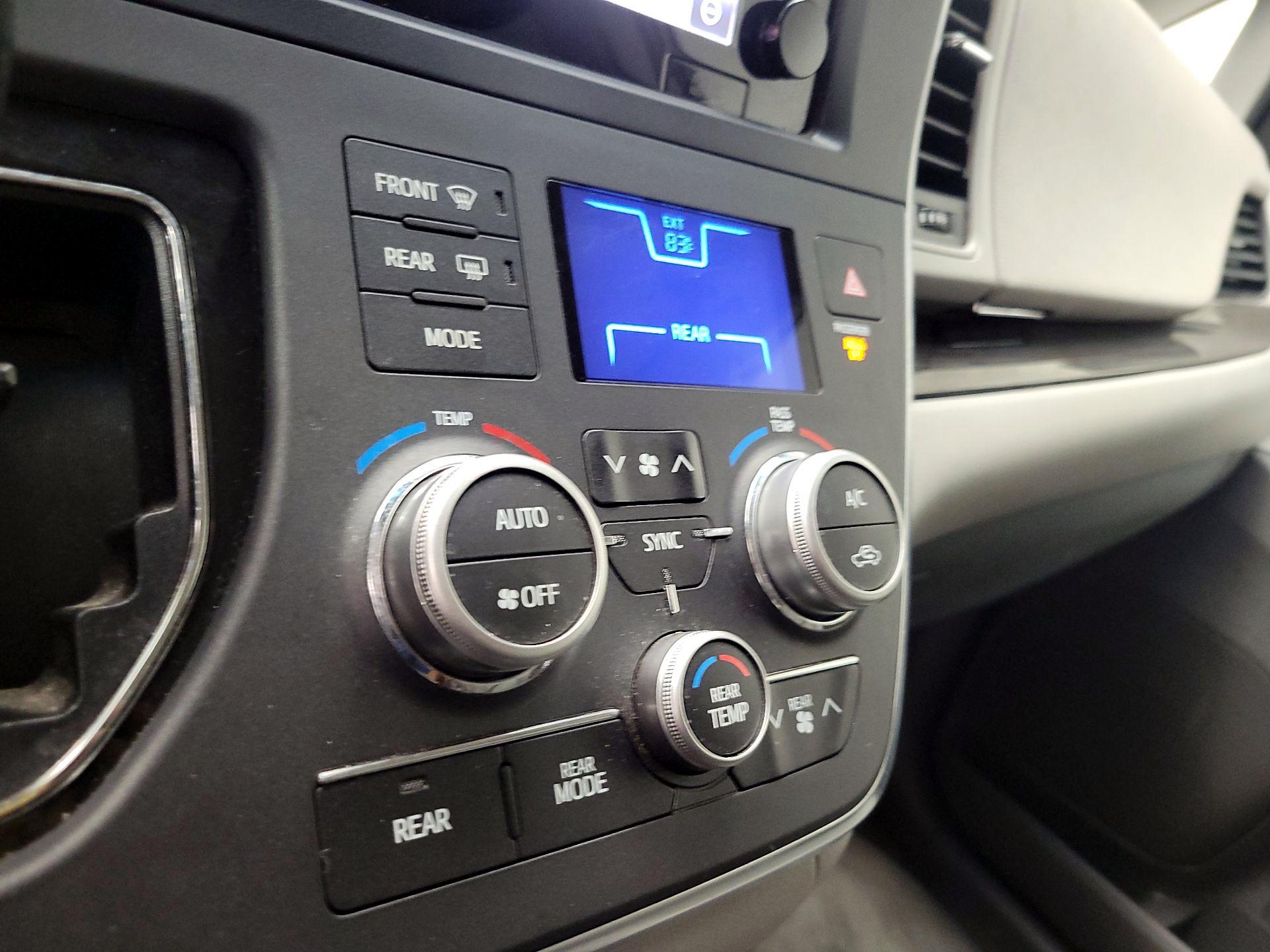 Thumbnail: 2017 Toyota Sienna - 17