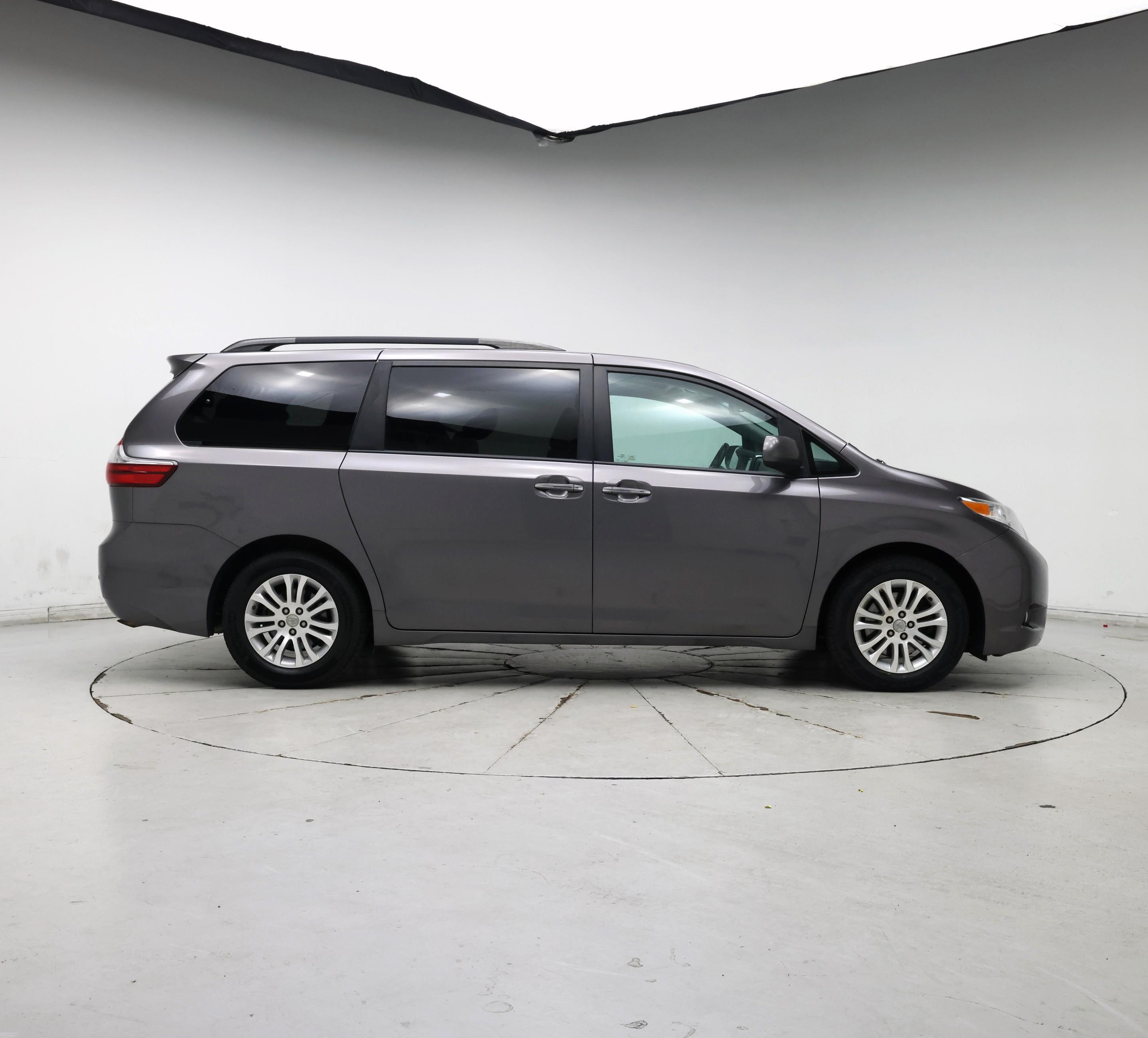 Thumbnail: 2017 Toyota Sienna - 7