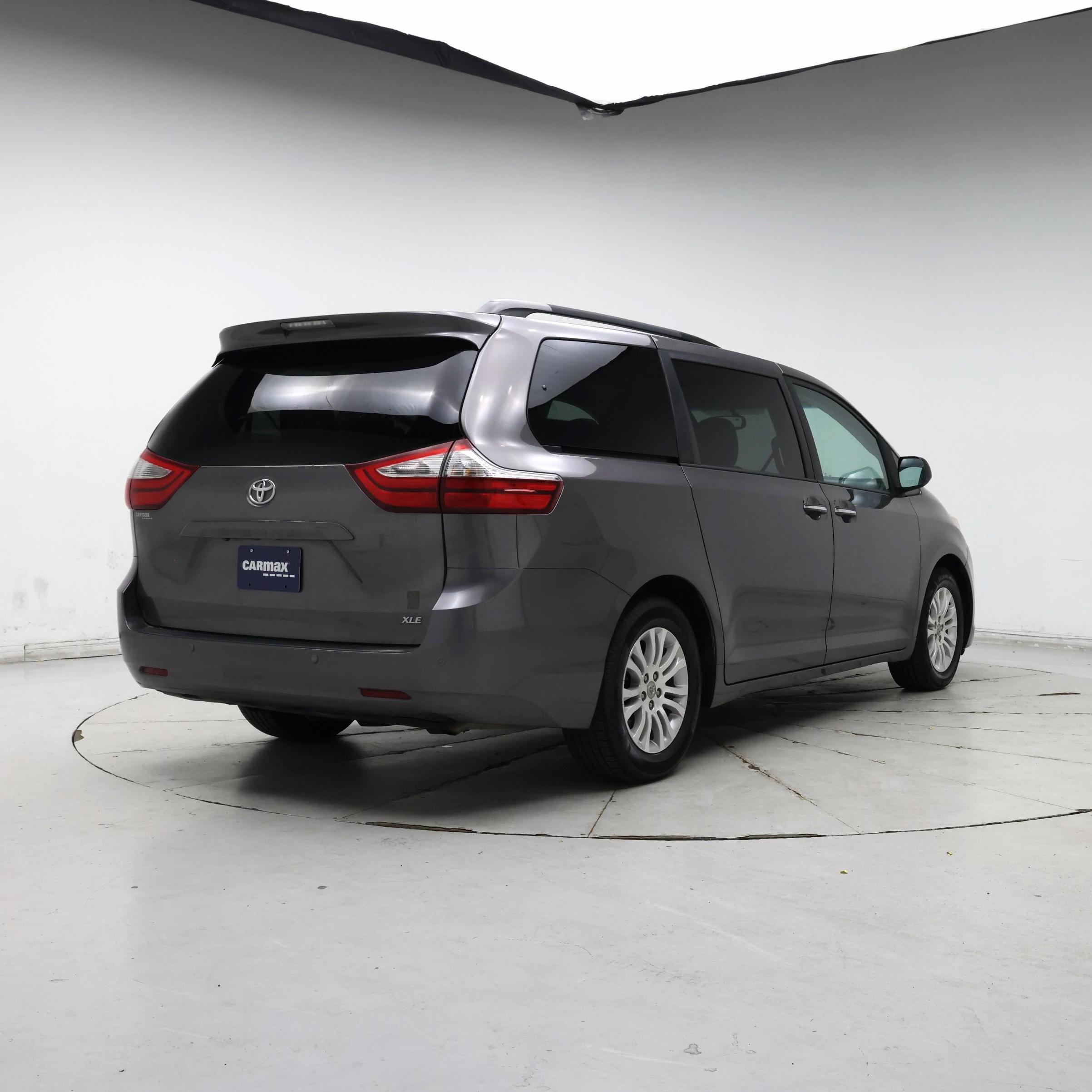 Thumbnail: 2017 Toyota Sienna - 8