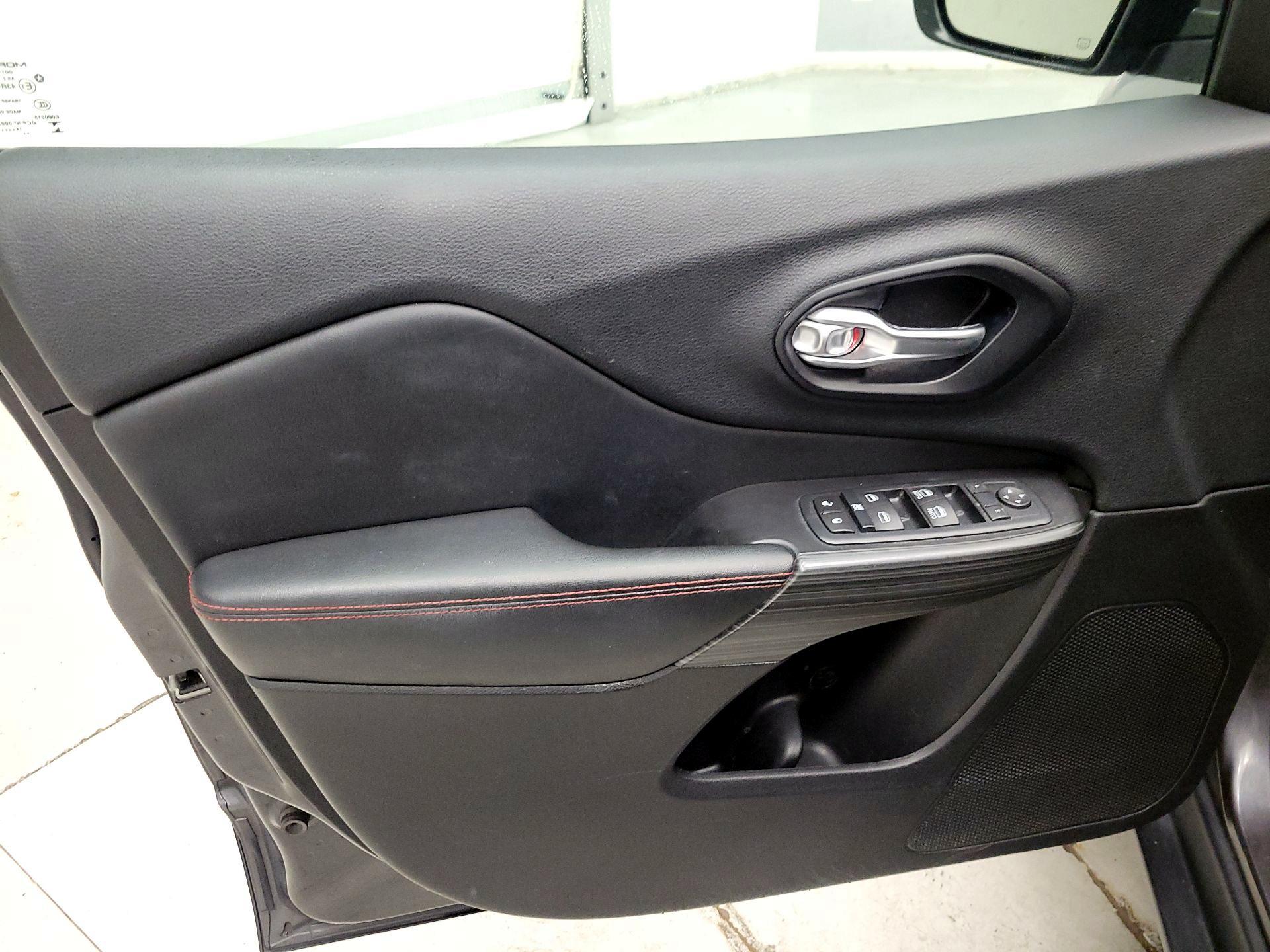 Thumbnail: 2015 Jeep Cherokee - 10