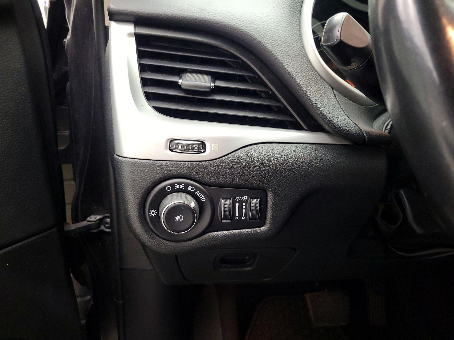 Thumbnail: 2015 Jeep Cherokee - 11