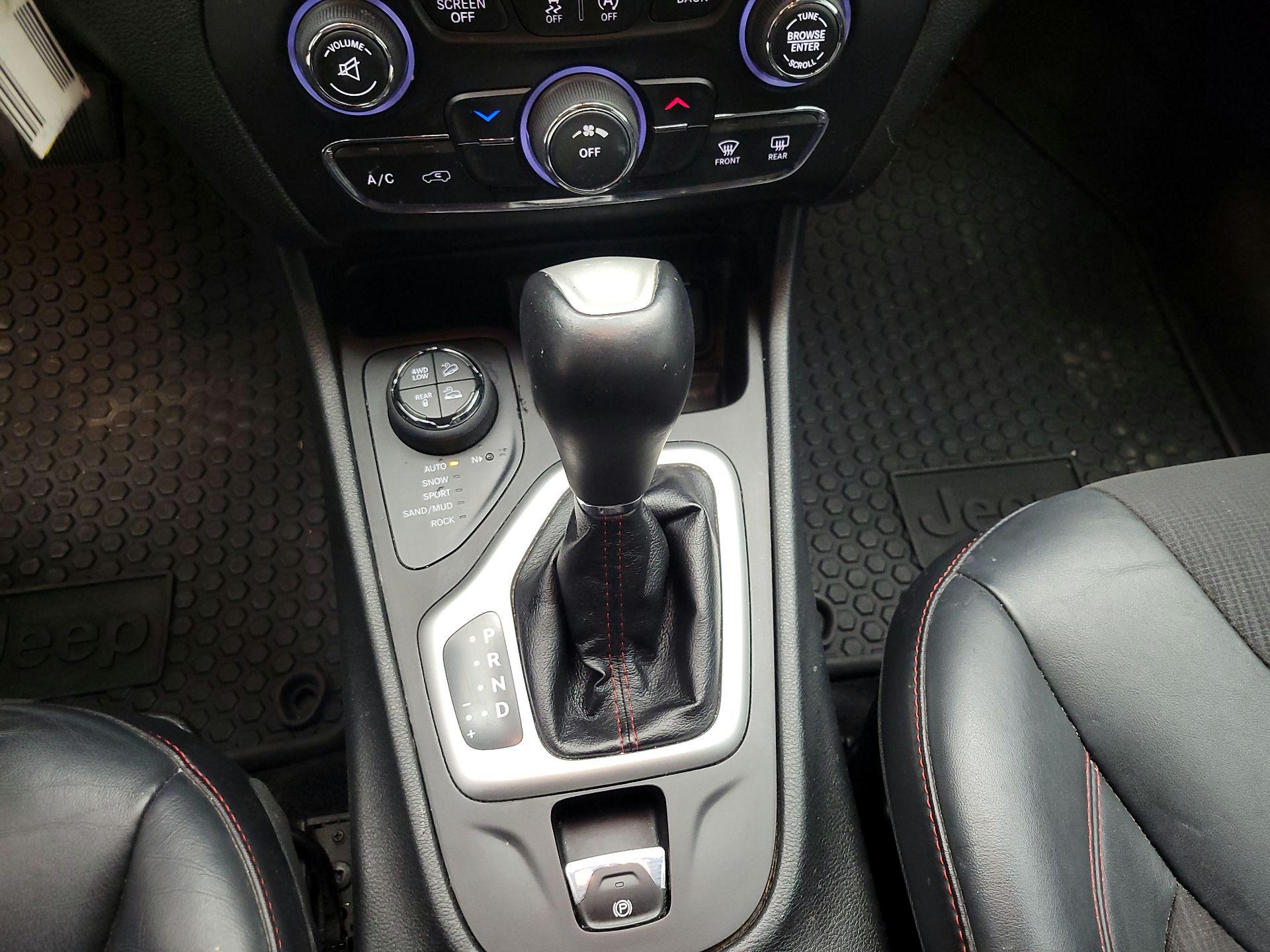 Thumbnail: 2015 Jeep Cherokee - 16