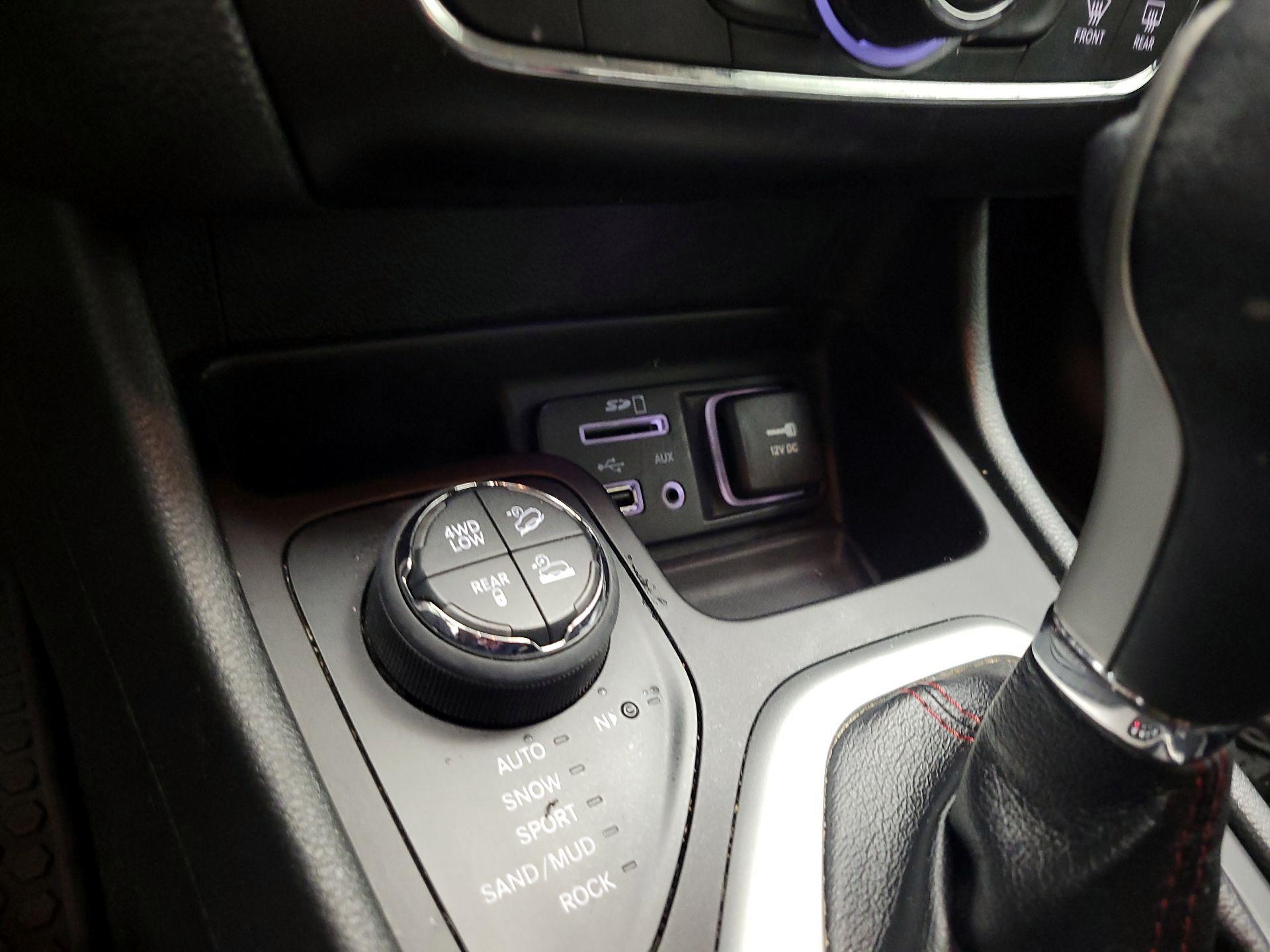 Thumbnail: 2015 Jeep Cherokee - 17