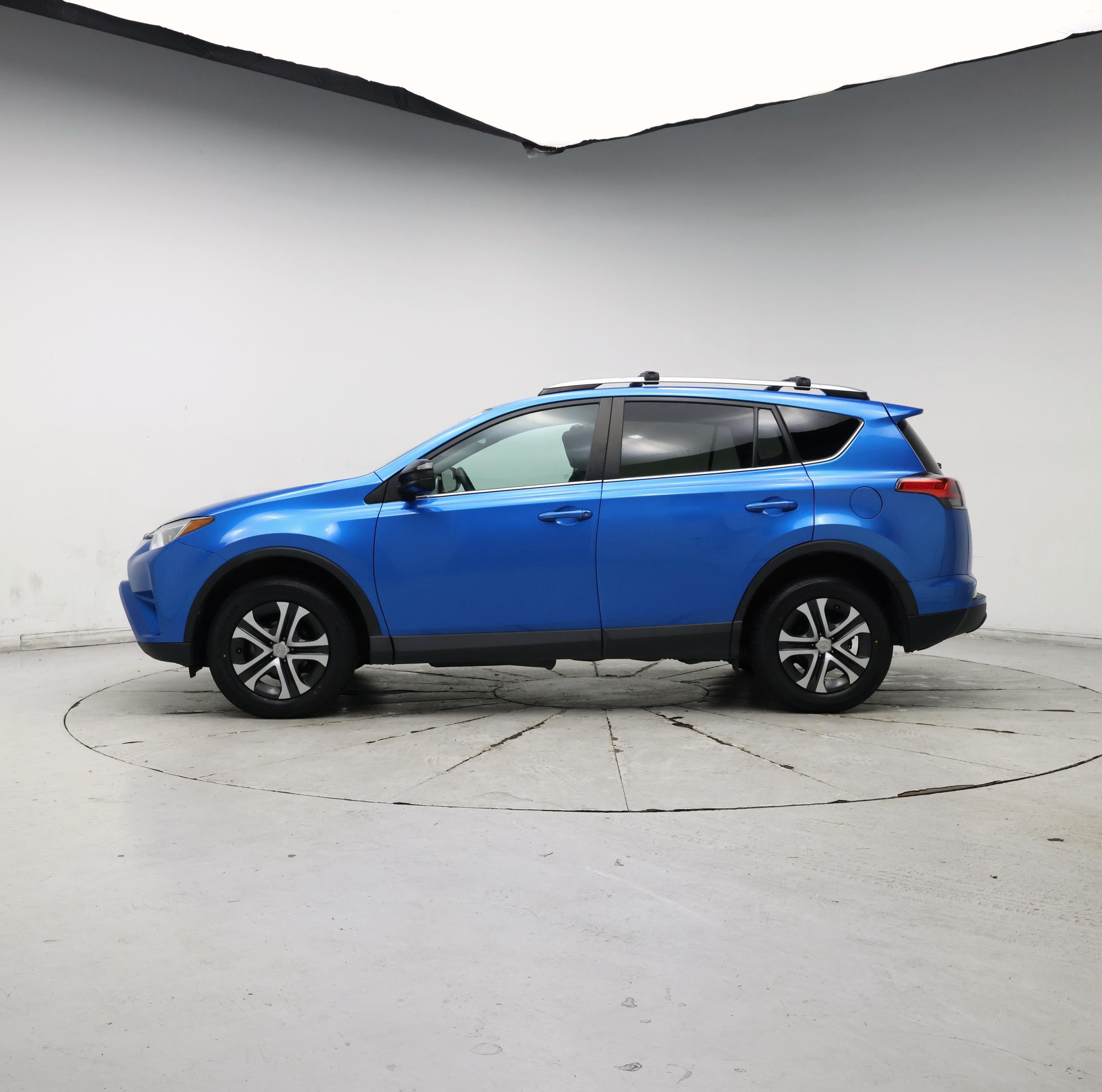 Thumbnail: 2017 Toyota RAV4 - 3
