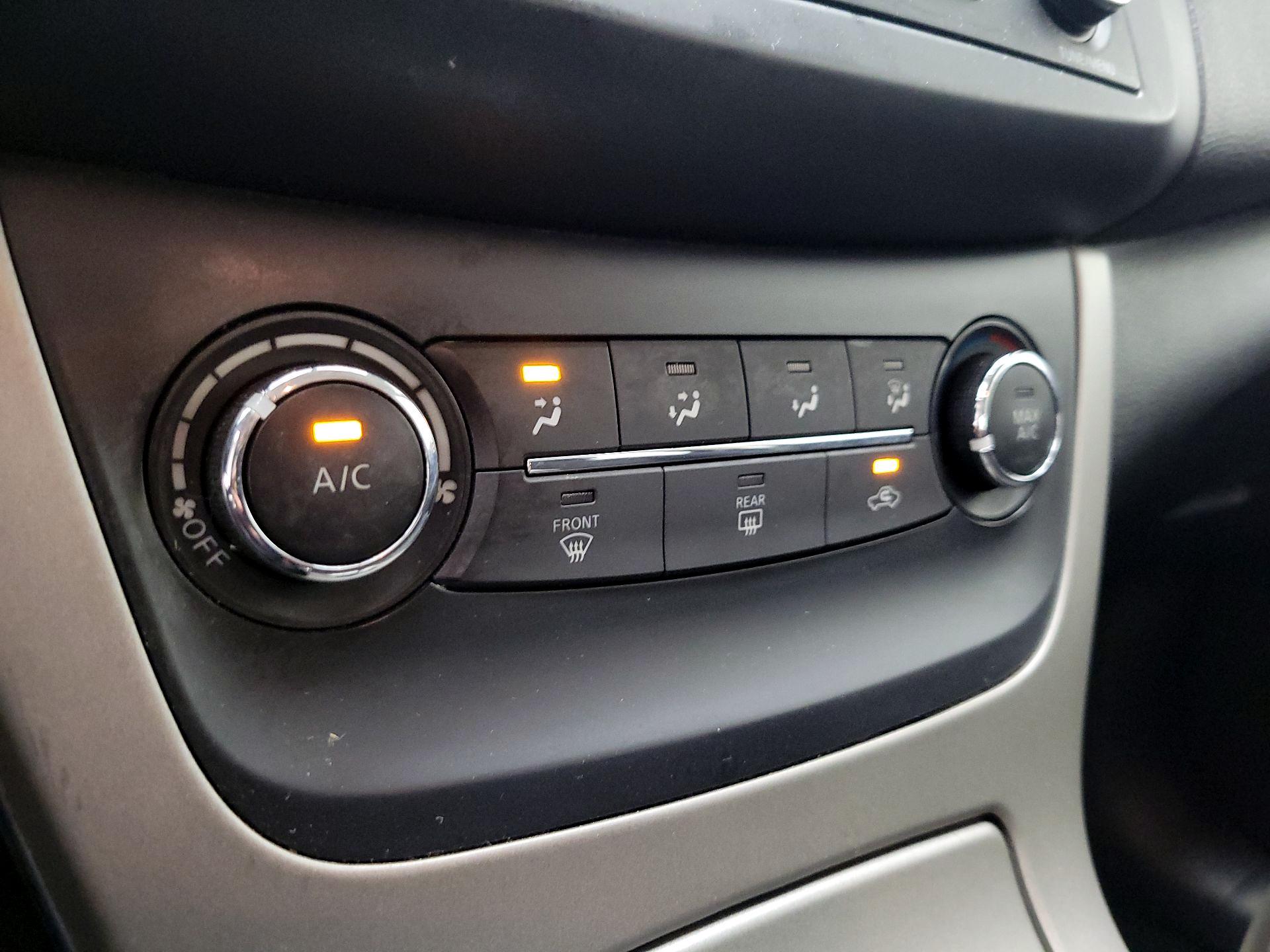 Thumbnail: 2015 Nissan Sentra - 15