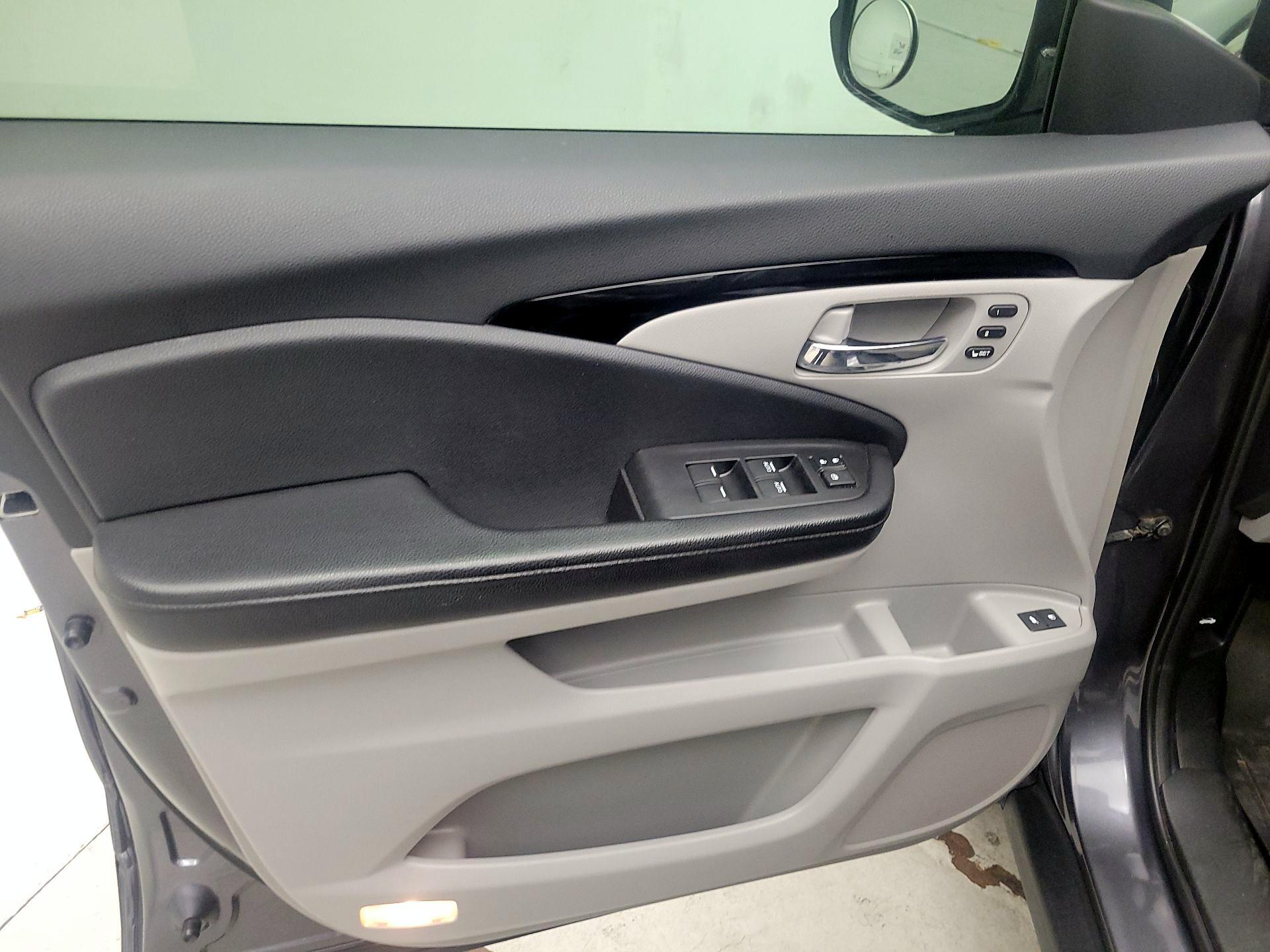 Thumbnail: 2017 Honda Pilot - 12