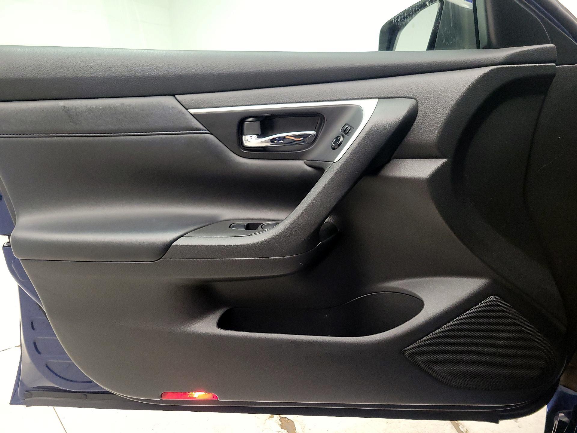 Thumbnail: 2016 Nissan Altima - 12