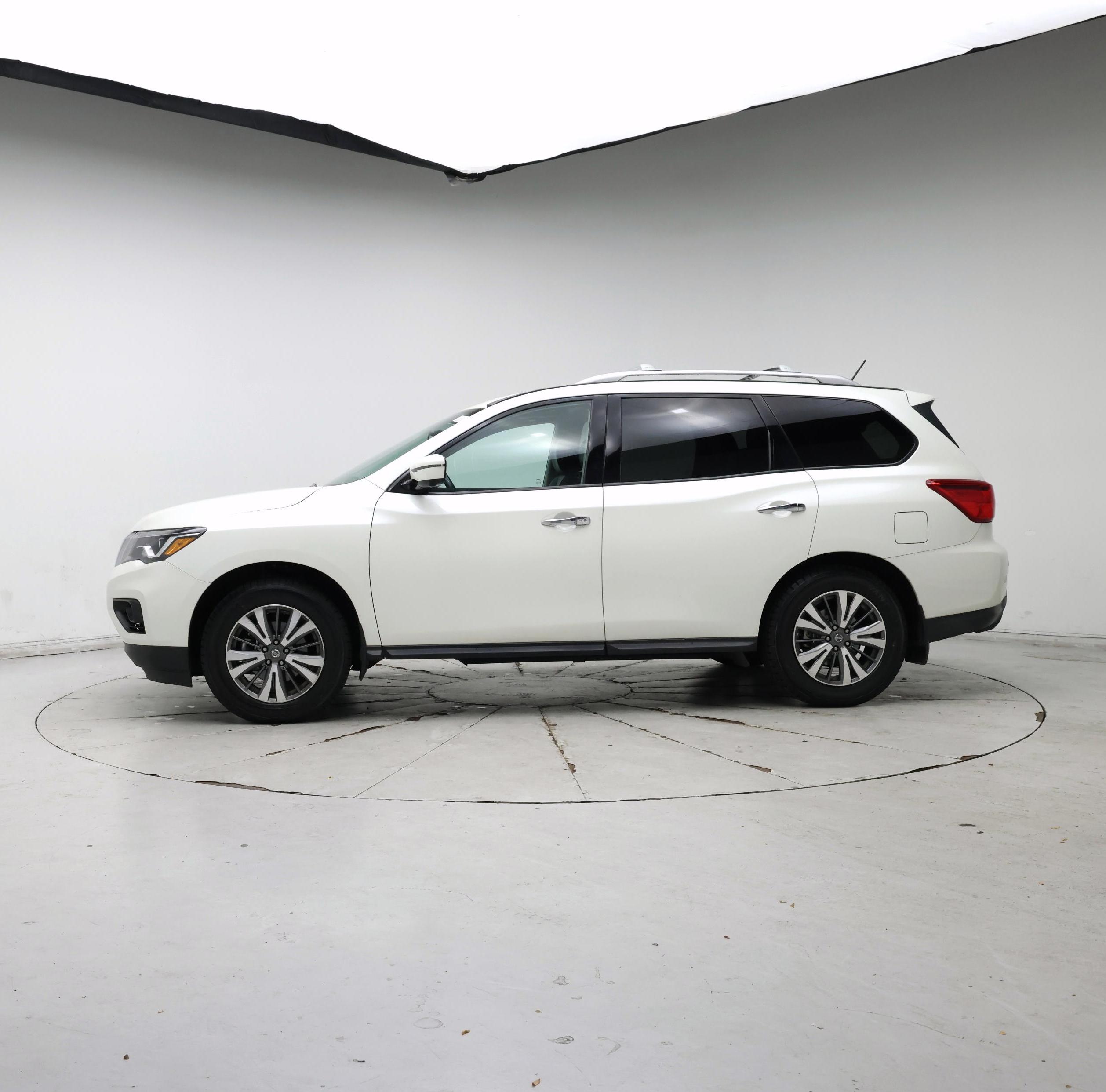 Thumbnail: 2017 Nissan Pathfinder - 3