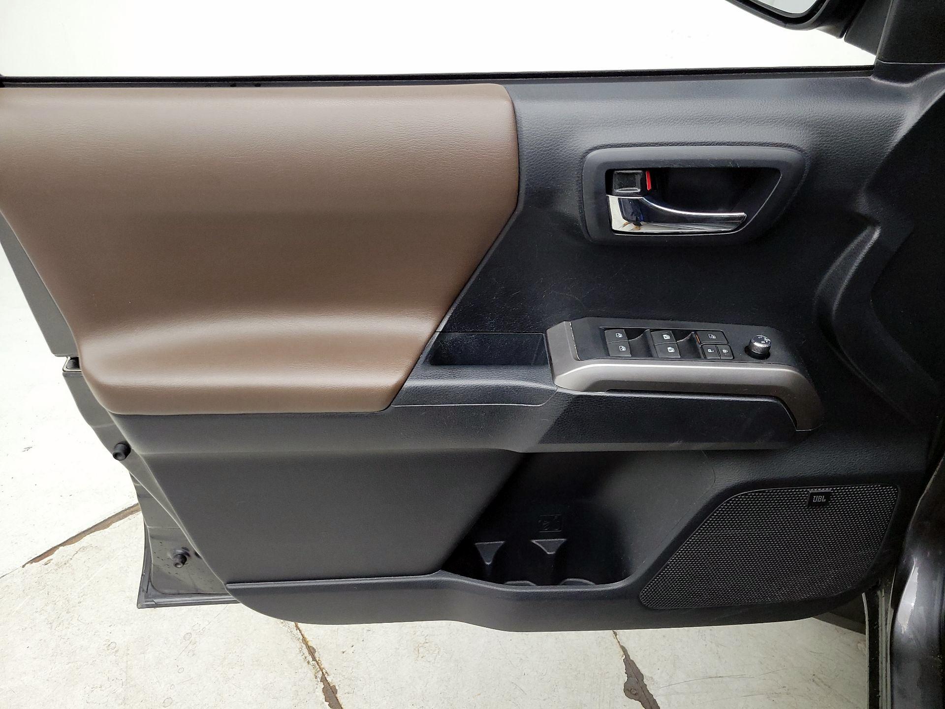 Thumbnail: 2018 Toyota Tacoma - 12