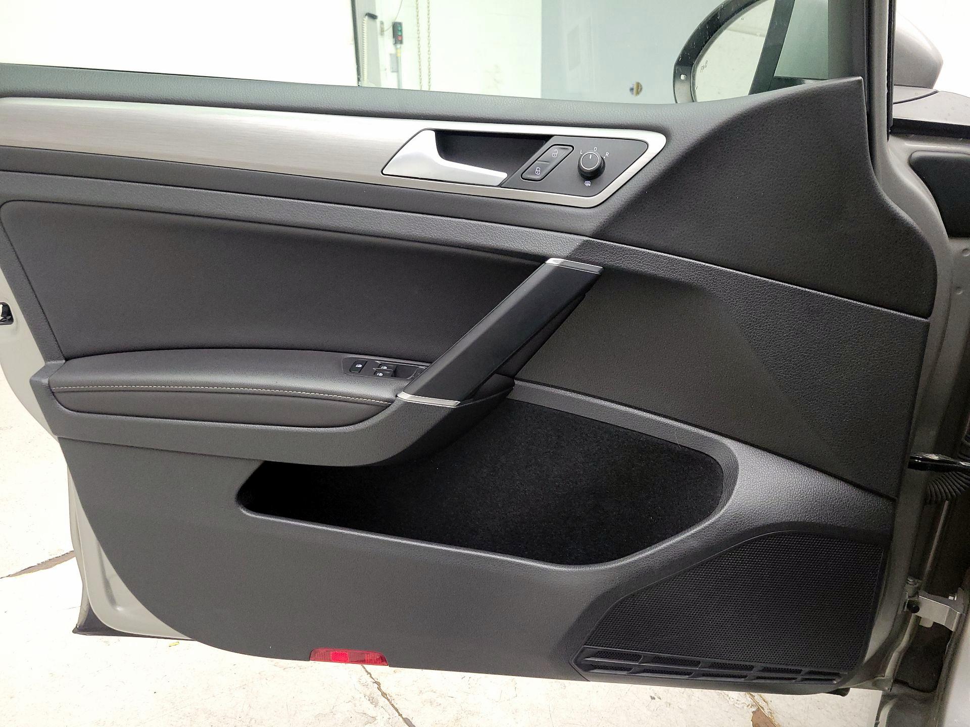 Thumbnail: 2017 Volkswagen Golf - 10