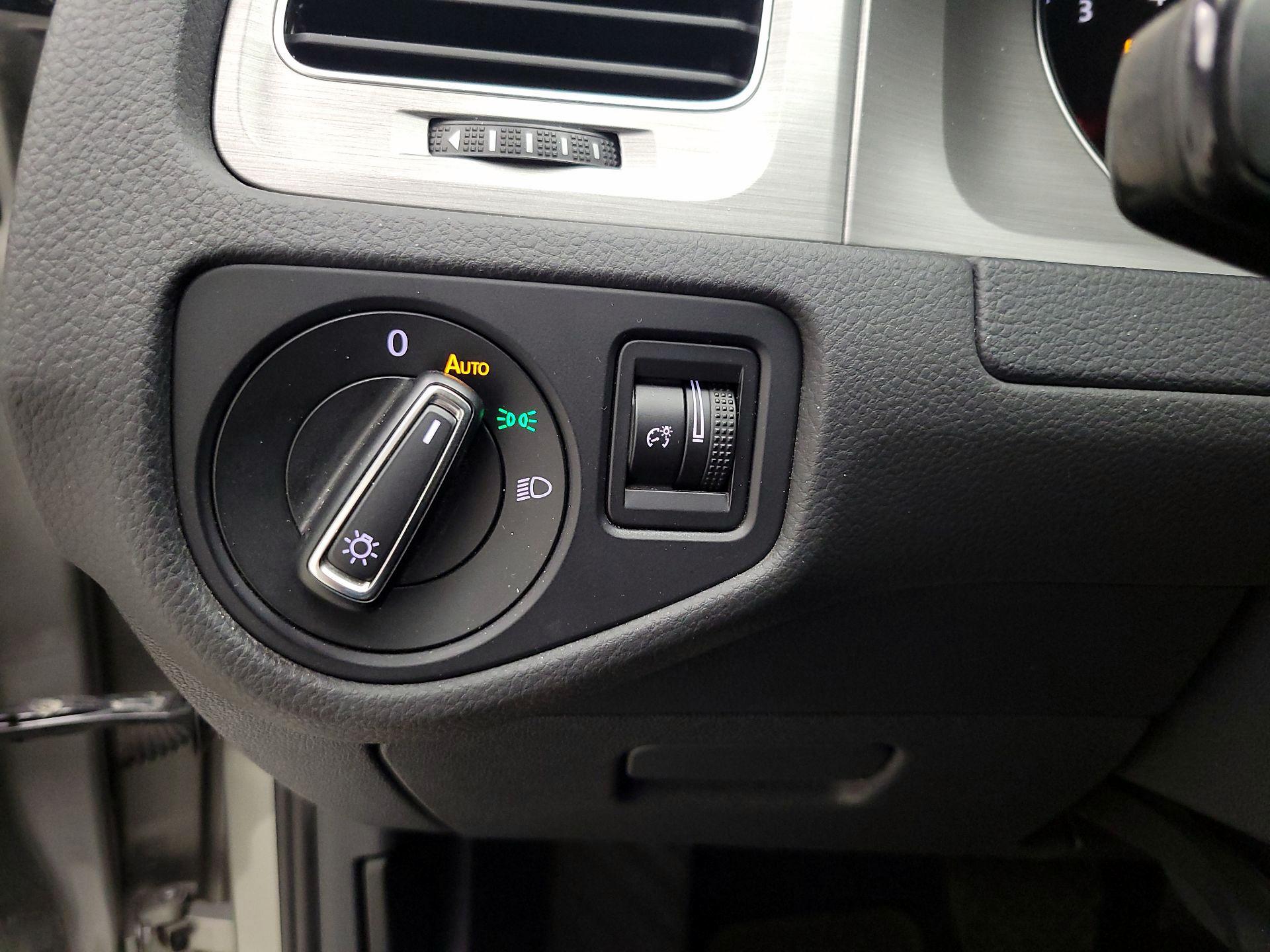 Thumbnail: 2017 Volkswagen Golf - 11