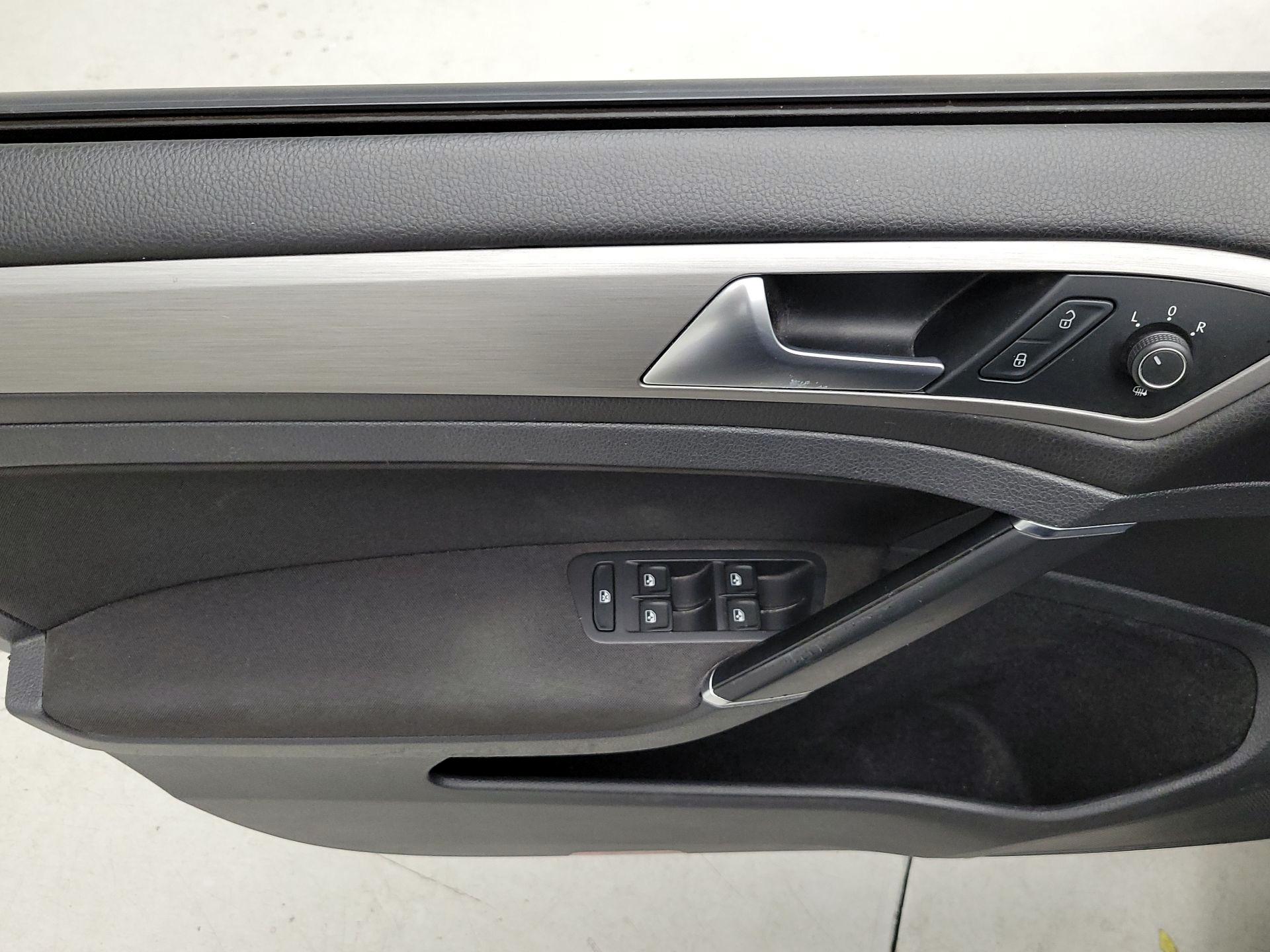 Thumbnail: 2017 Volkswagen Golf - 10