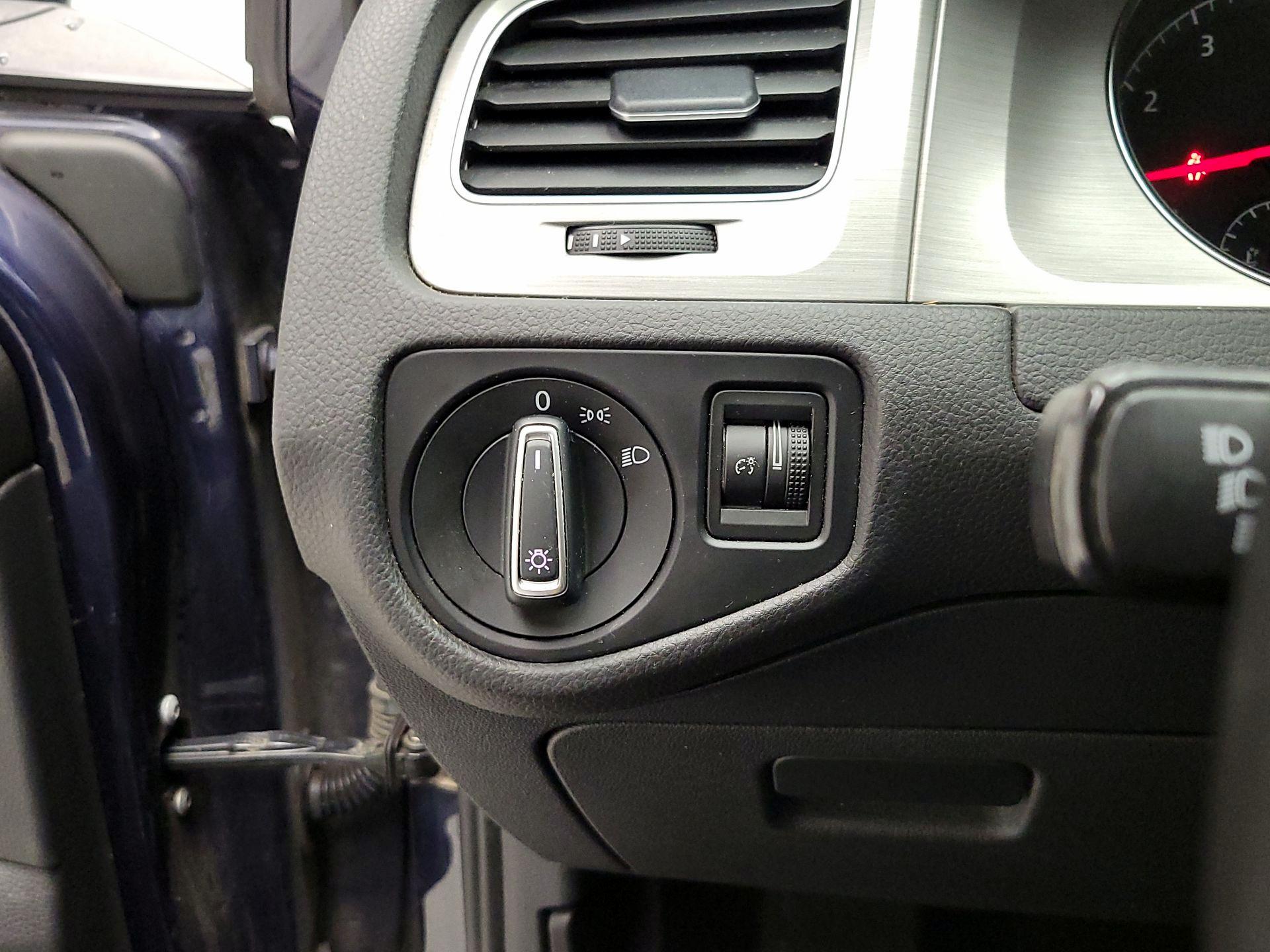 Thumbnail: 2017 Volkswagen Golf - 11