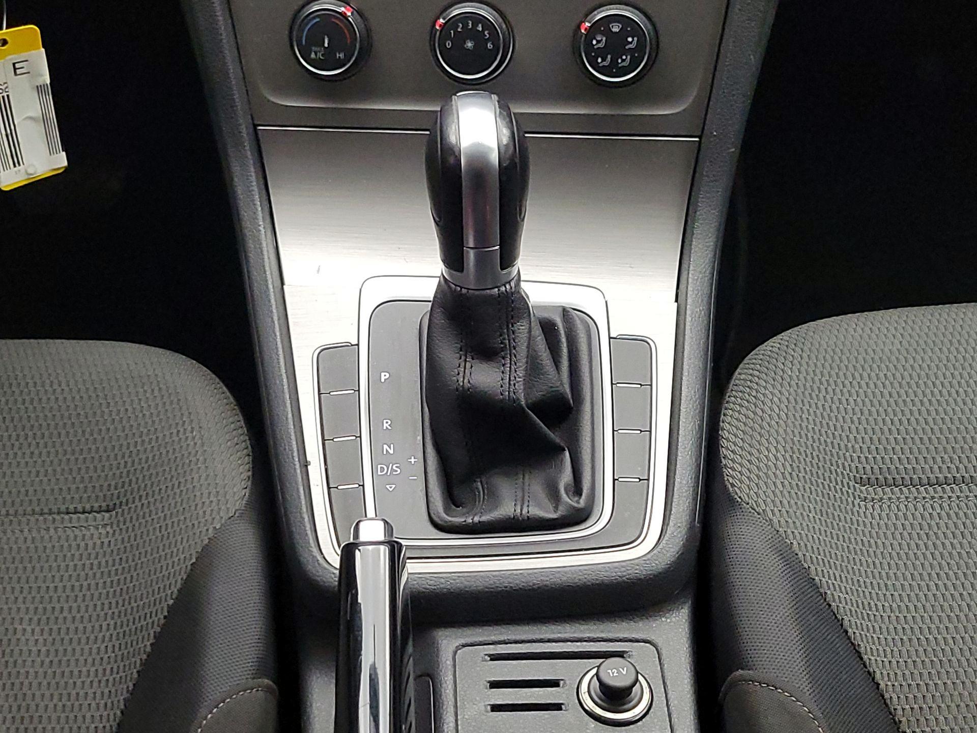 Thumbnail: 2017 Volkswagen Golf - 15