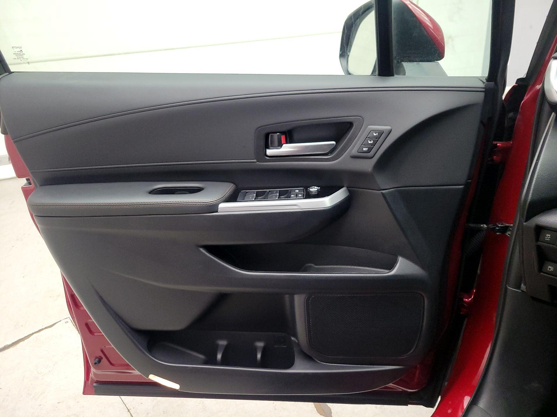 Thumbnail: 2025 Toyota Sienna - 10