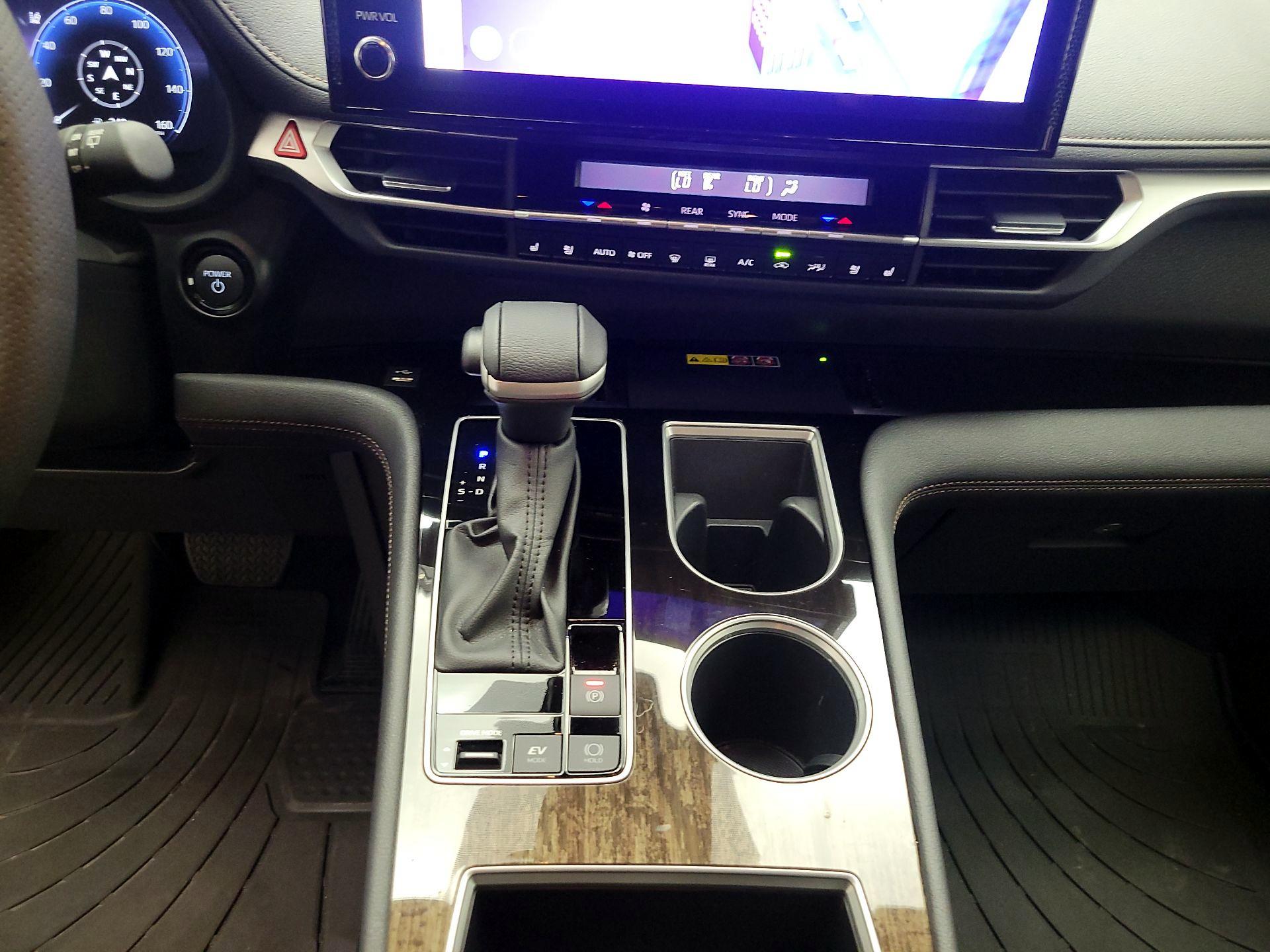 Thumbnail: 2025 Toyota Sienna - 15