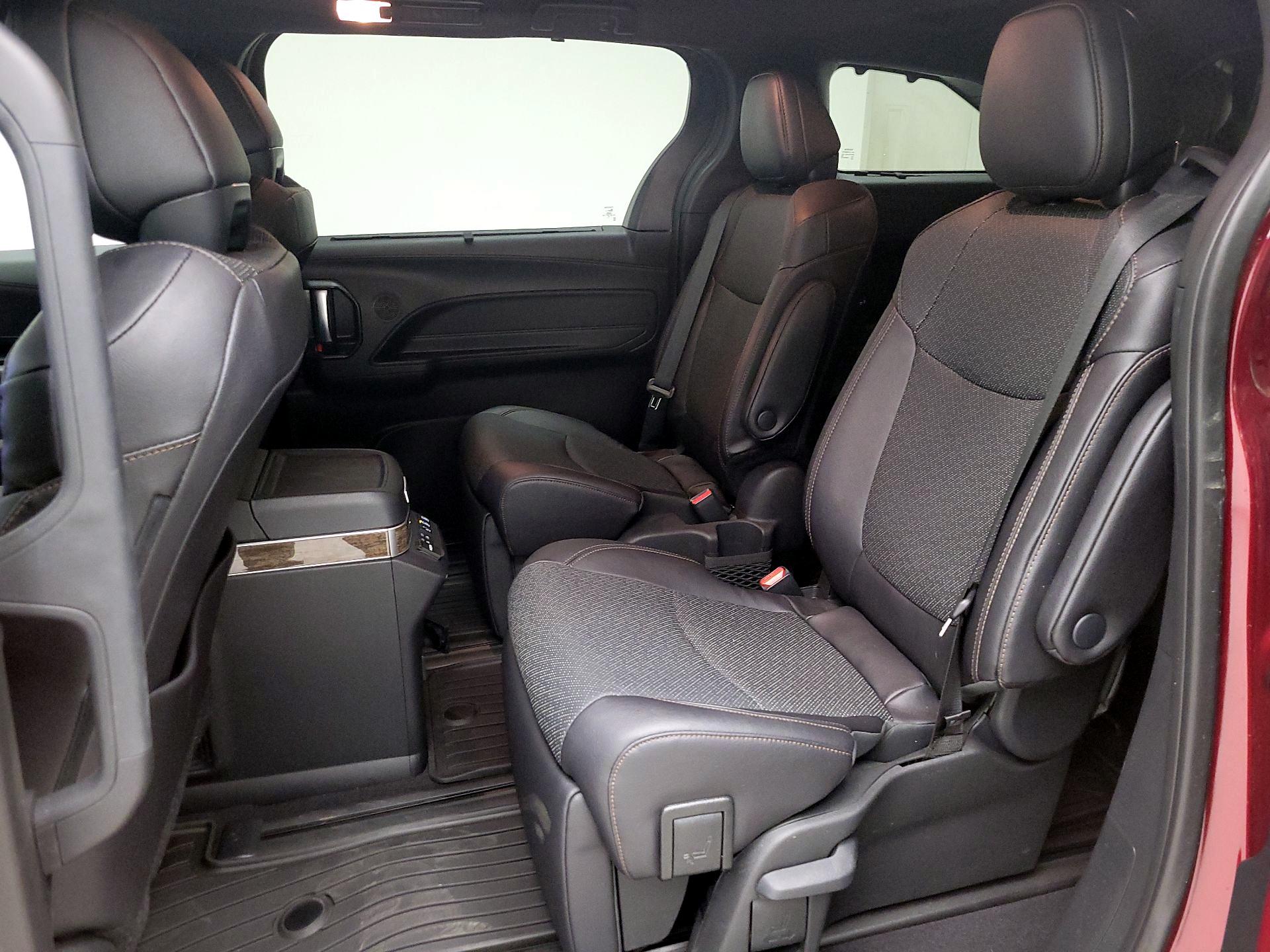 Thumbnail: 2025 Toyota Sienna - 18