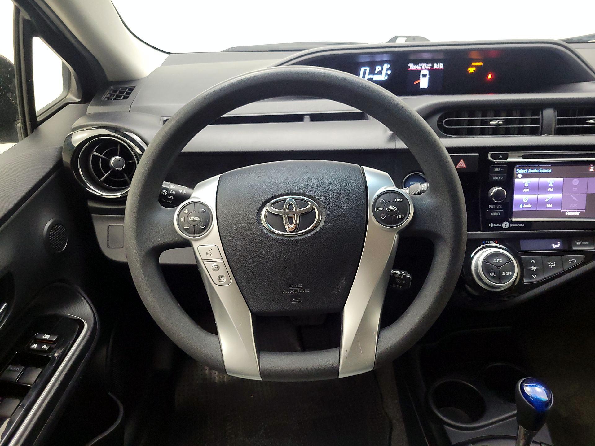 Thumbnail: 2015 Toyota Prius c - 10