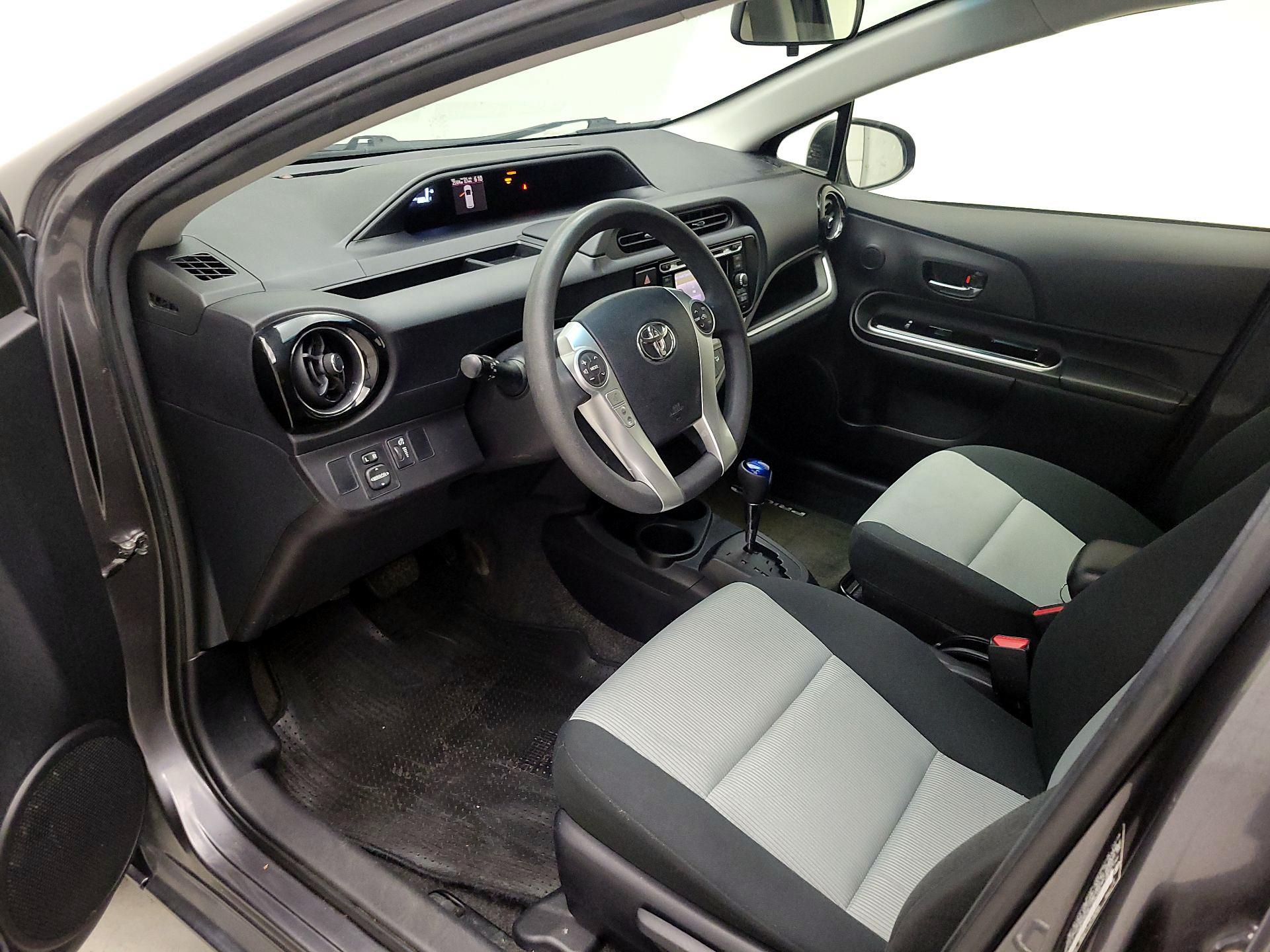 Thumbnail: 2015 Toyota Prius c - 11