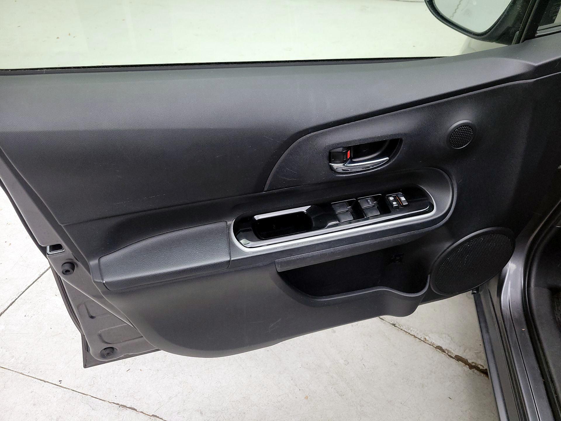 Thumbnail: 2015 Toyota Prius c - 12