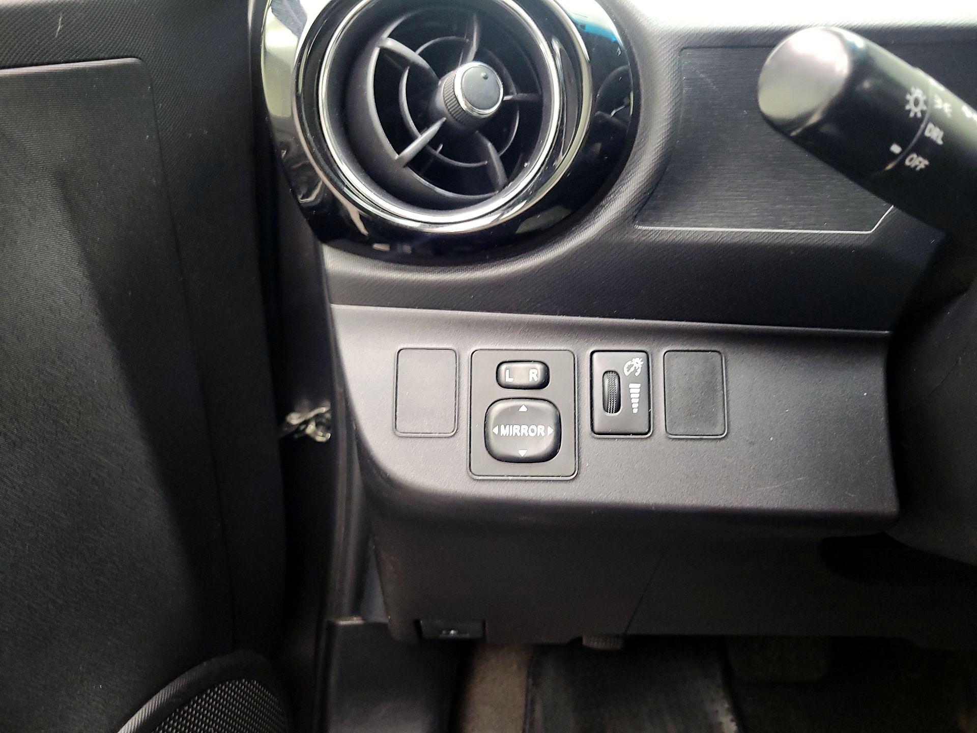 Thumbnail: 2015 Toyota Prius c - 13