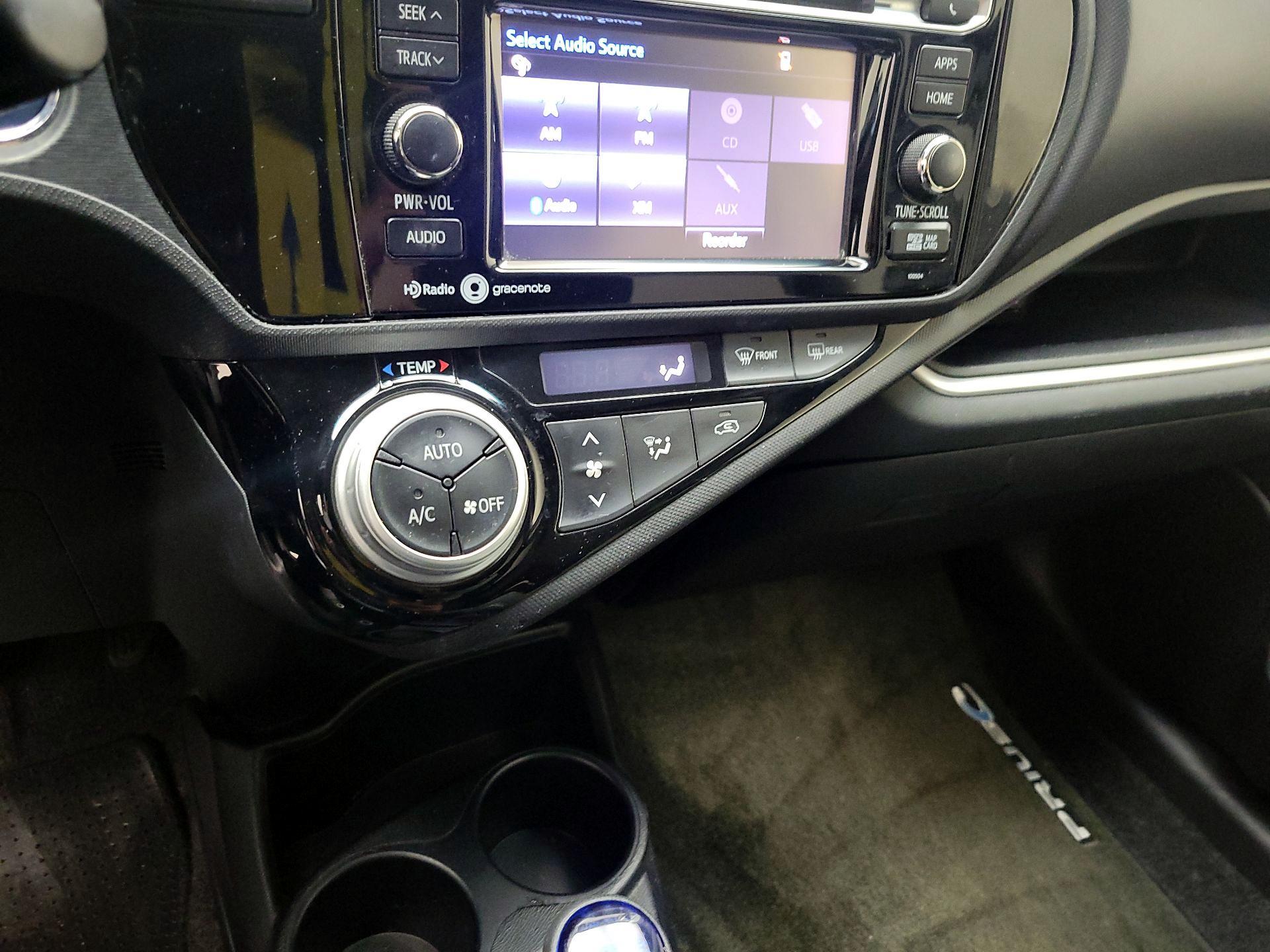 Thumbnail: 2015 Toyota Prius c - 15