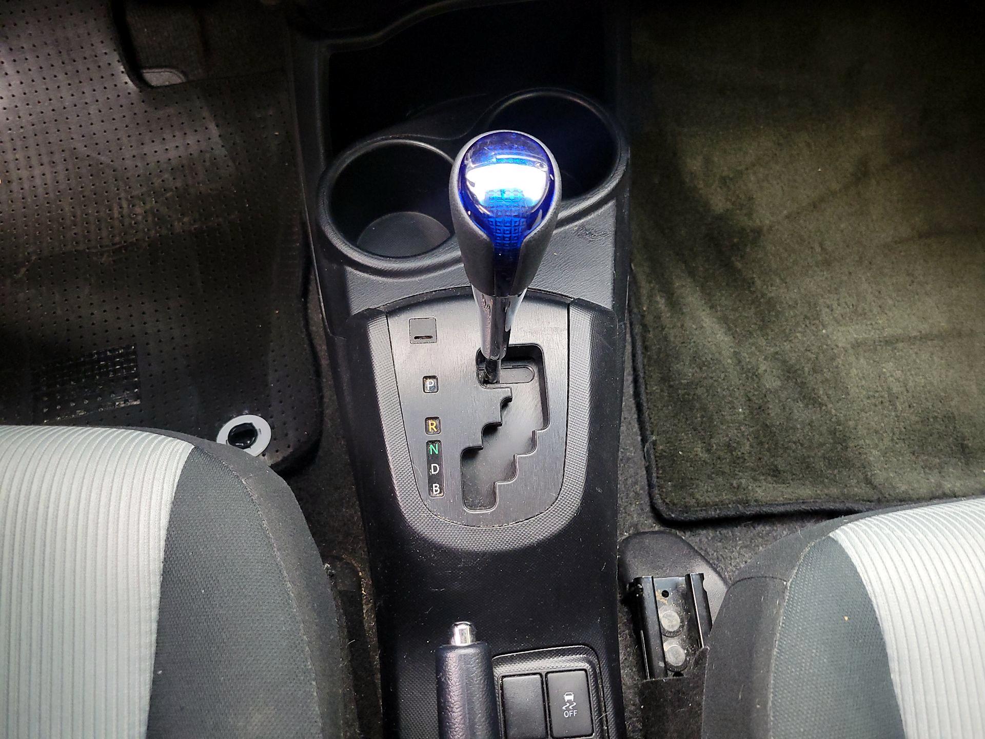 Thumbnail: 2015 Toyota Prius c - 16