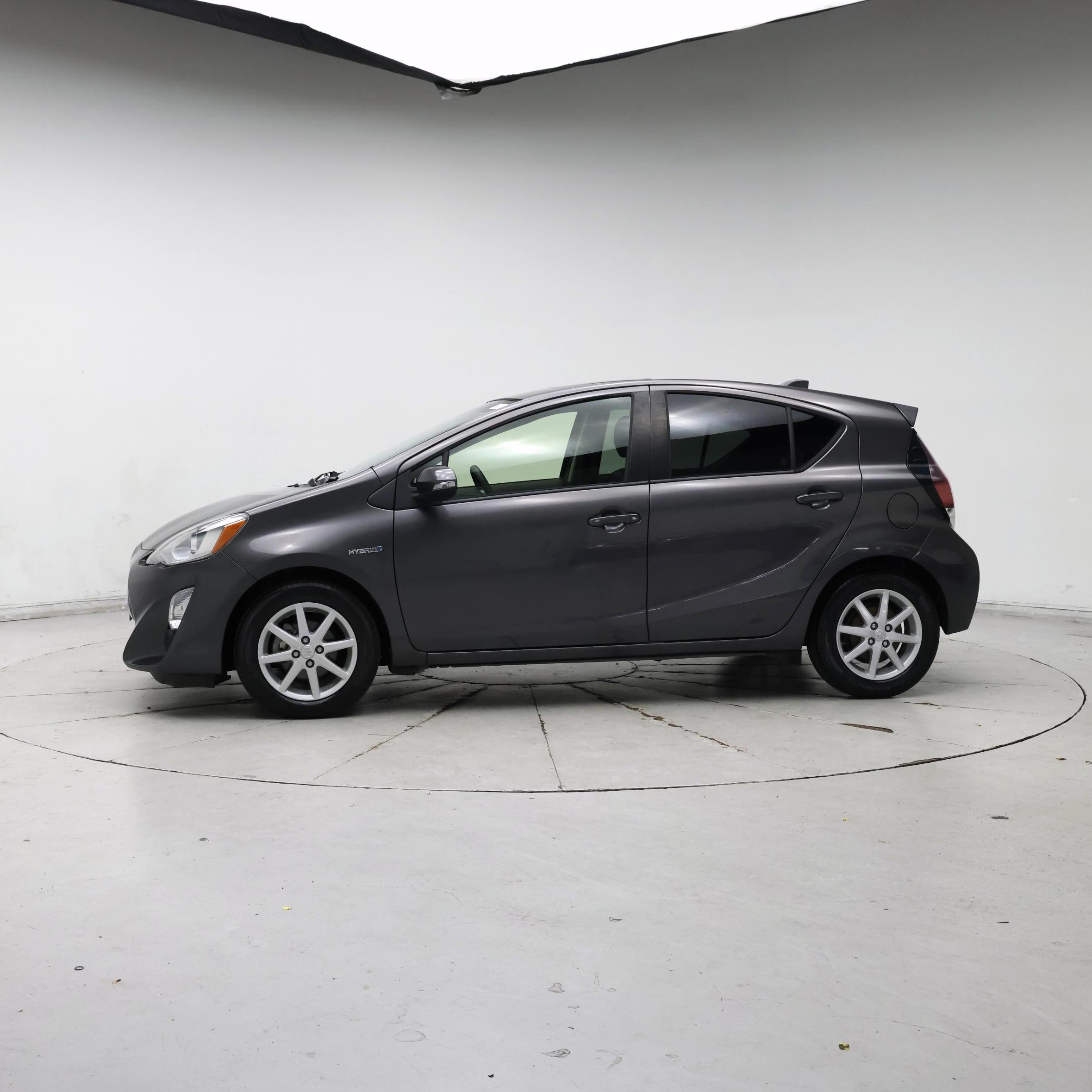 Thumbnail: 2015 Toyota Prius c - 3