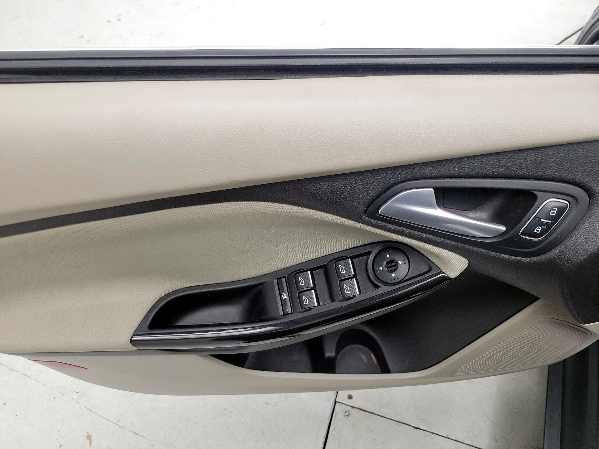 Thumbnail: 2016 Ford Focus - 10