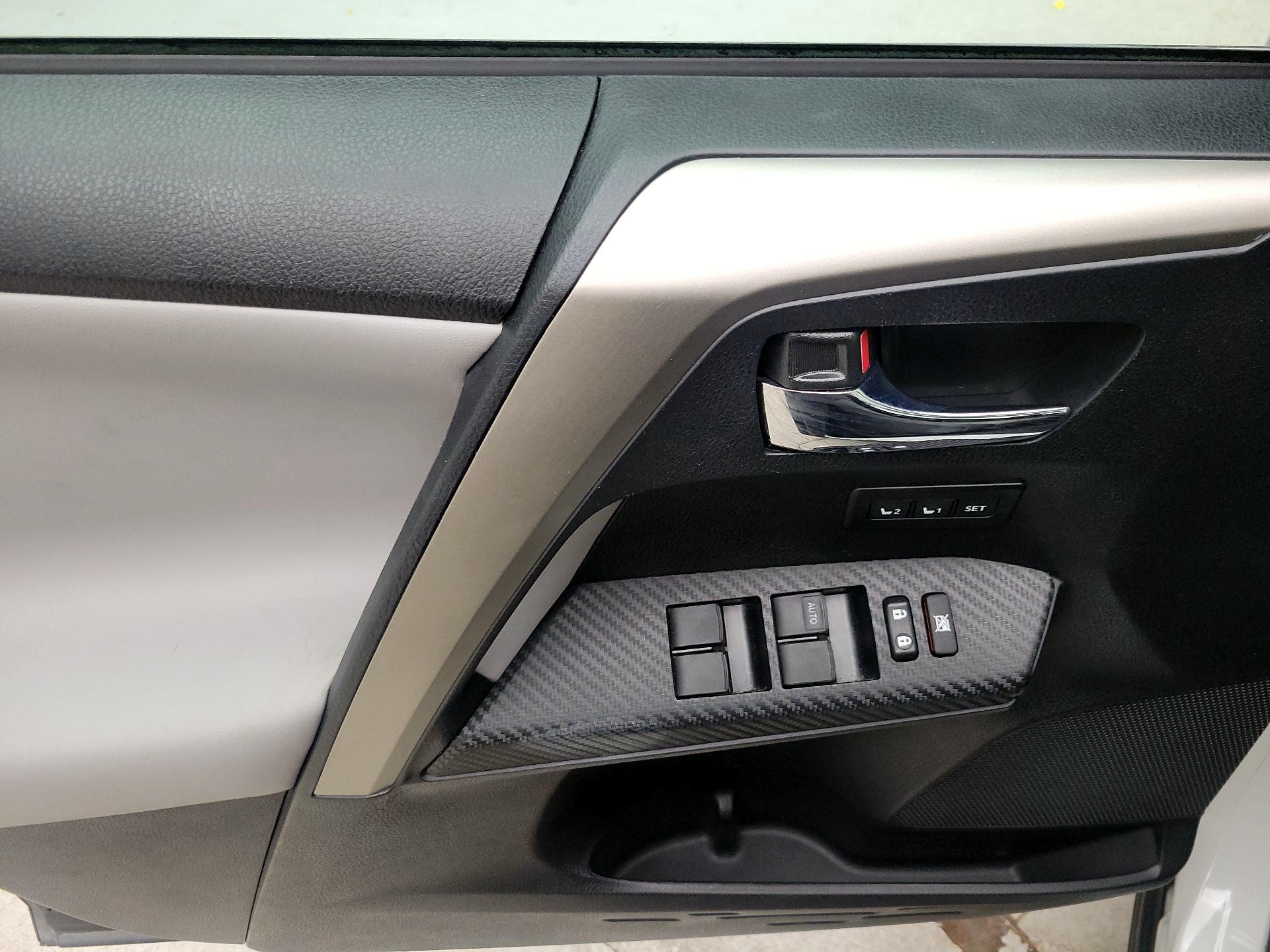 Thumbnail: 2015 Toyota RAV4 - 12