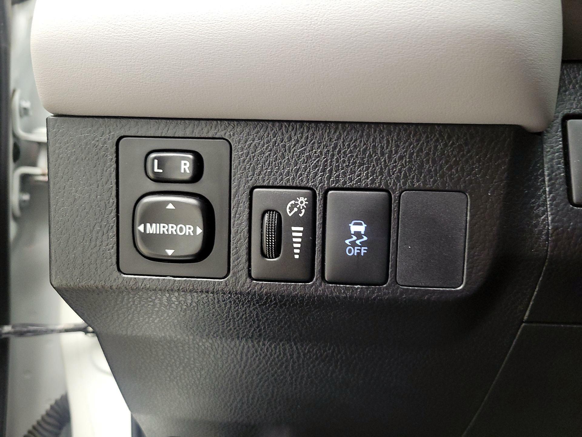 Thumbnail: 2015 Toyota RAV4 - 13